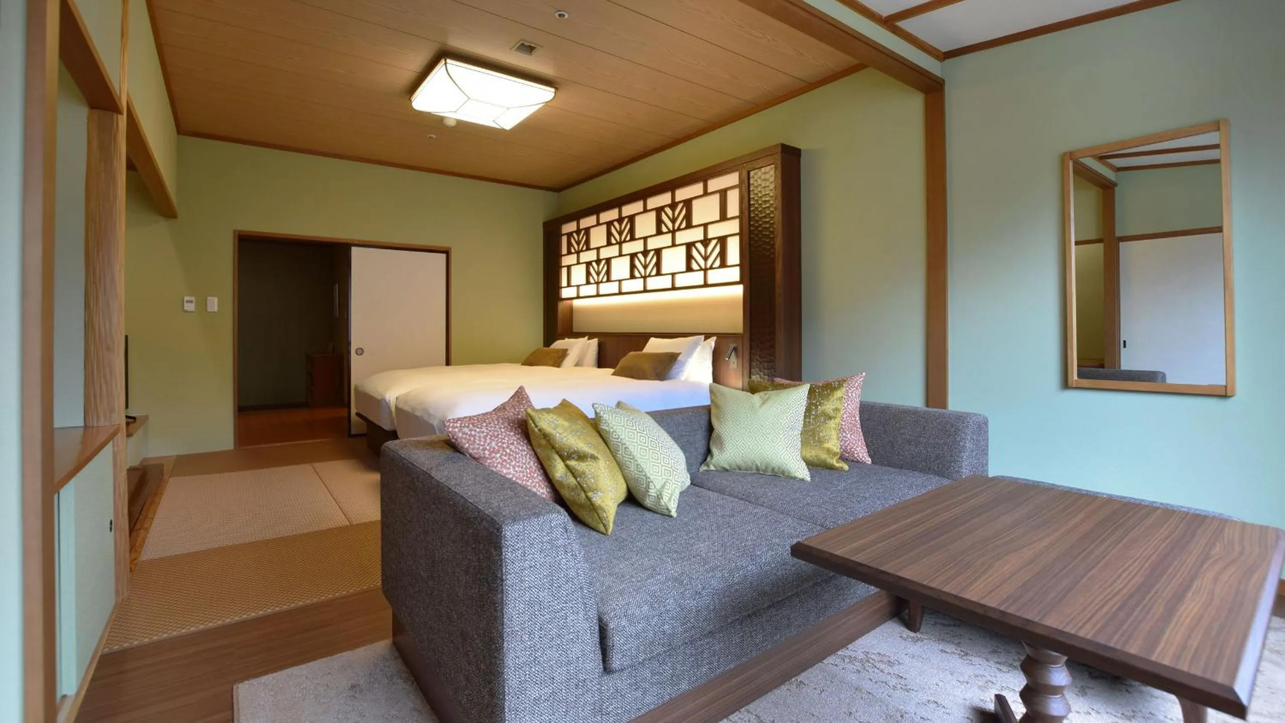 Photo of the whole room, Bed in Dai-ichi Takimotokan