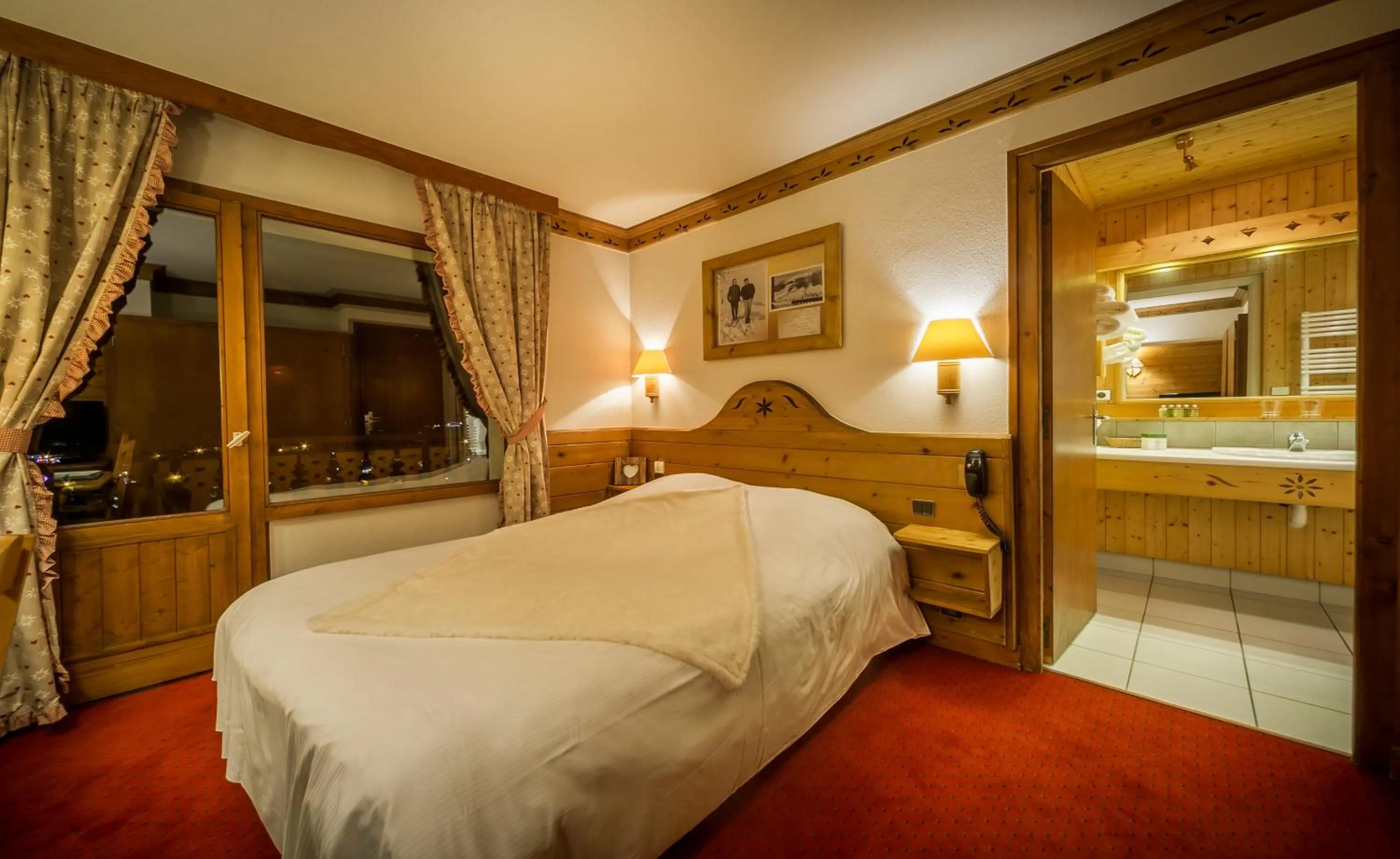 Shower, Bed in Hotel & Spa Le Dahu