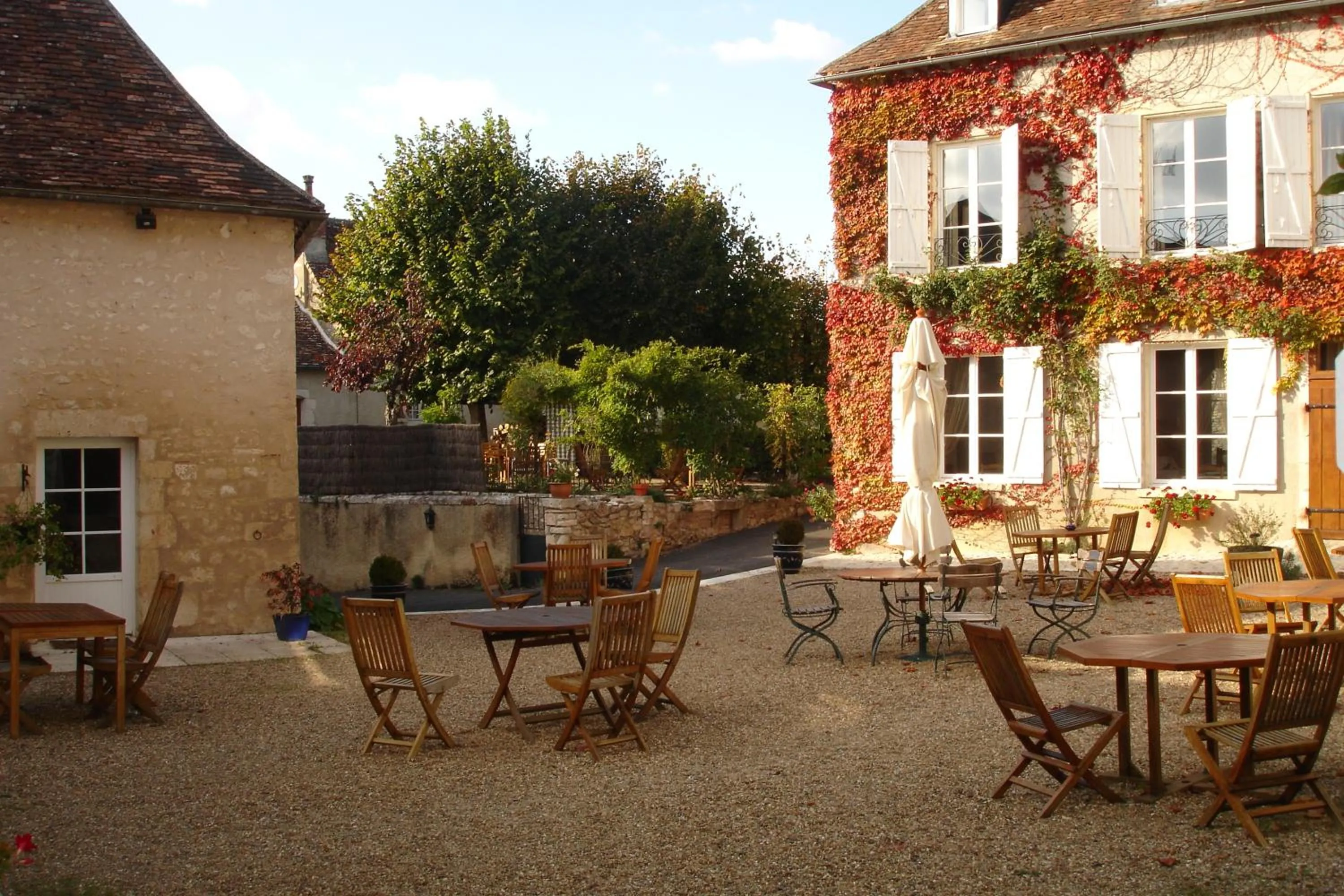 Patio in Le Relais du Lyon d'Or