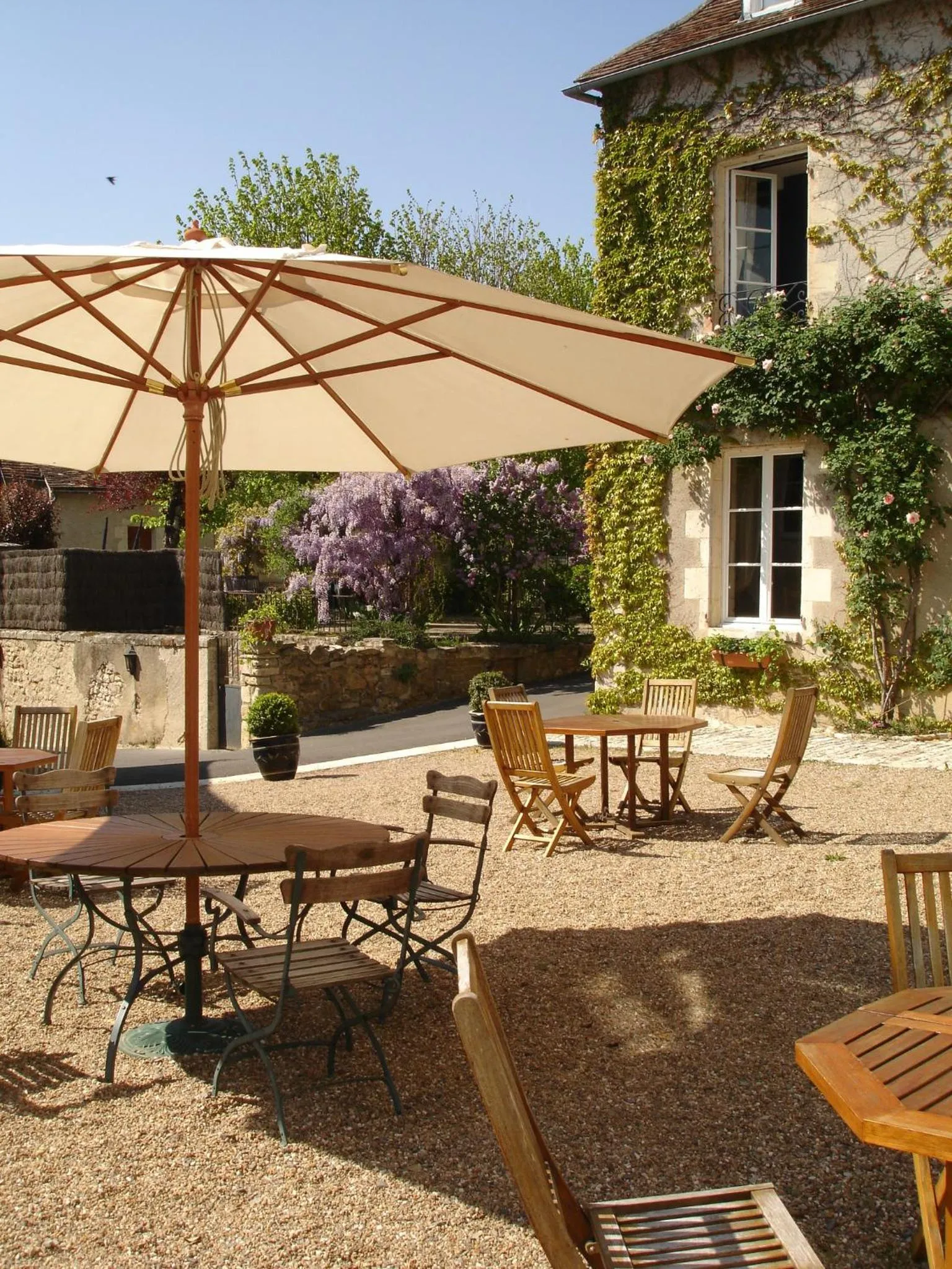 Patio in Le Relais du Lyon d'Or