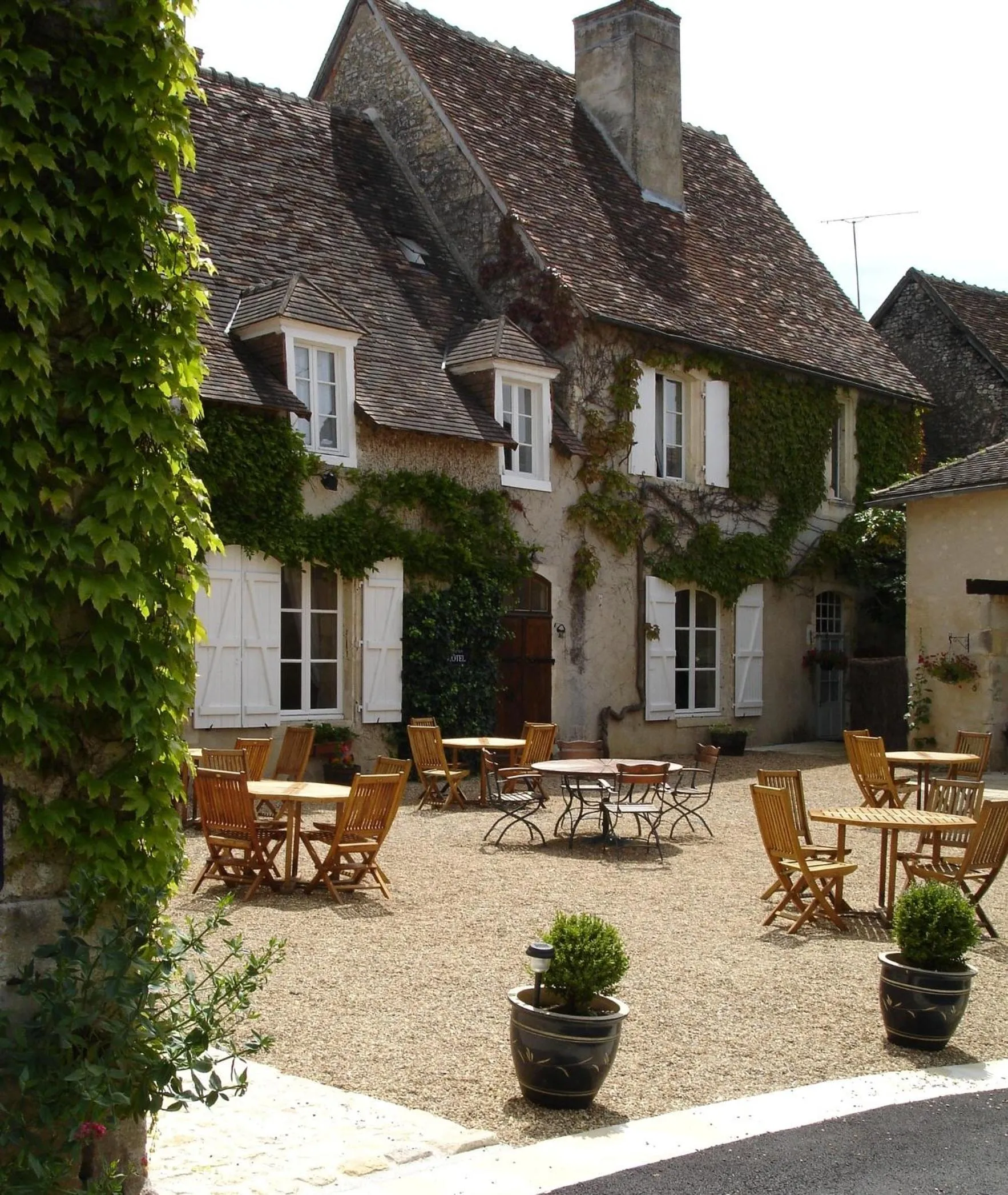Patio in Le Relais du Lyon d'Or