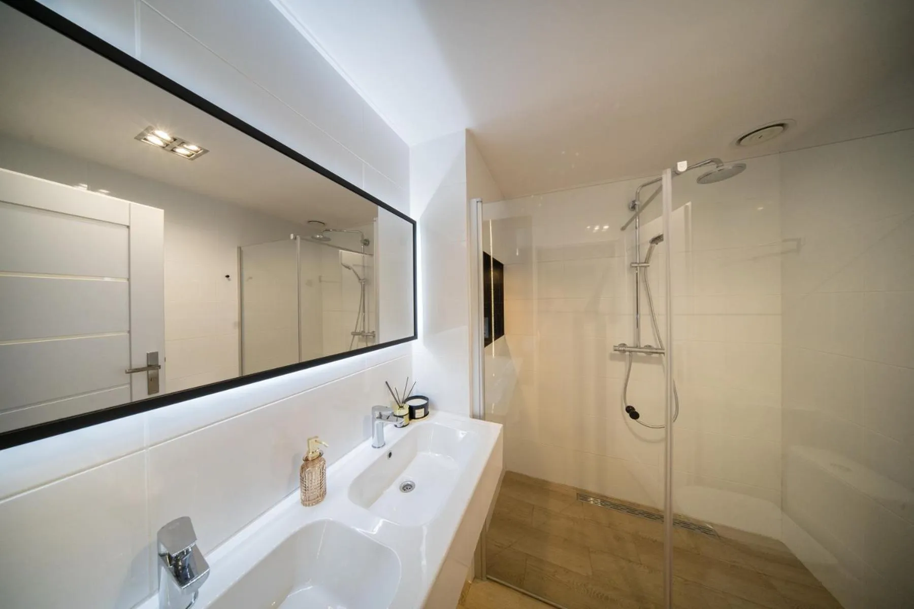 Shower in Roller Aparthotel