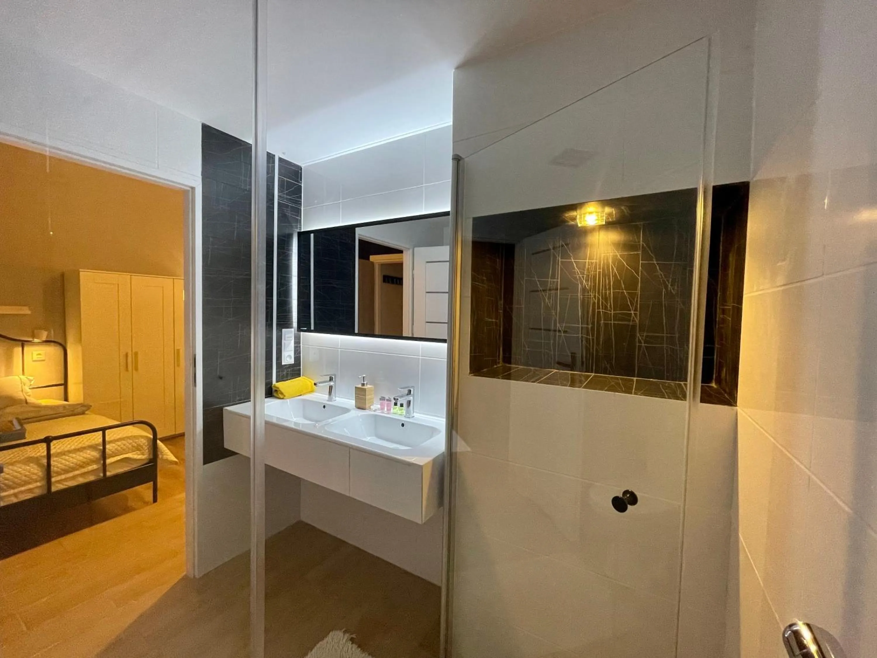 Shower, Bed in Roller Aparthotel