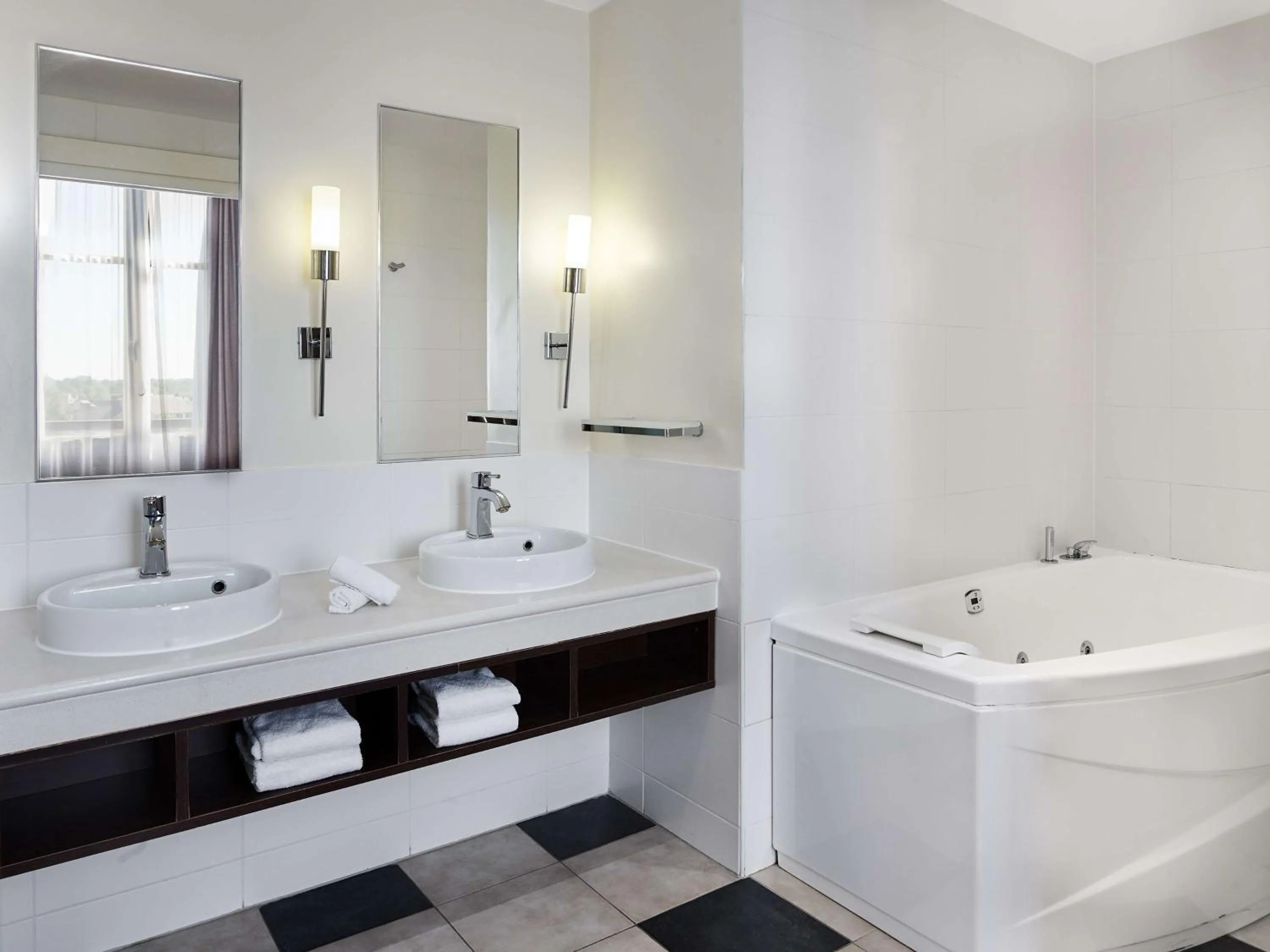 Bathroom in Radisson Blu Hotel Paris, Marne-la-Vallée