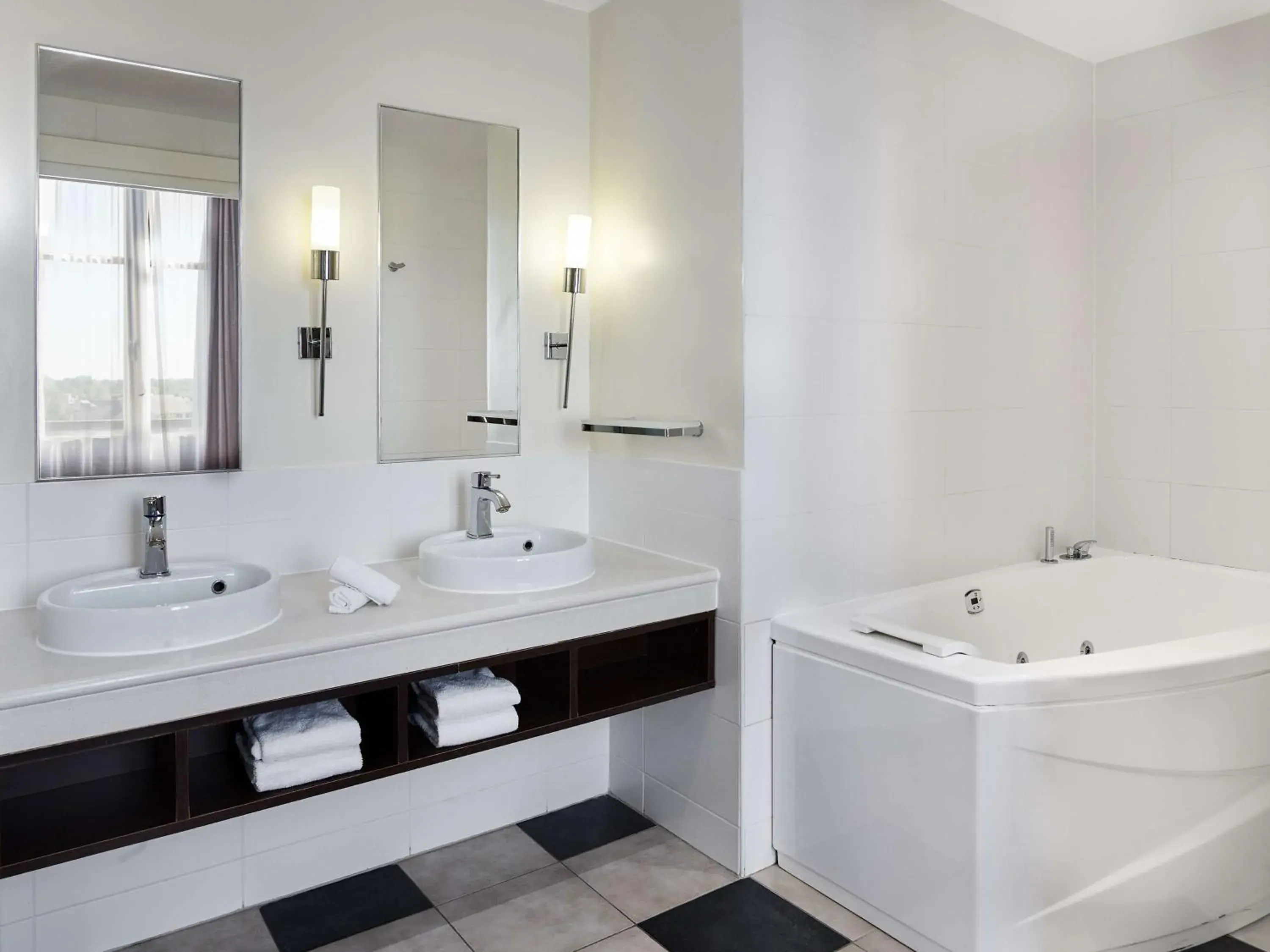 Bathroom in Radisson Blu Hotel Paris, Marne-la-Vallée Bathroom in Radisson Blu Hotel Paris, Marne-la-Vallée