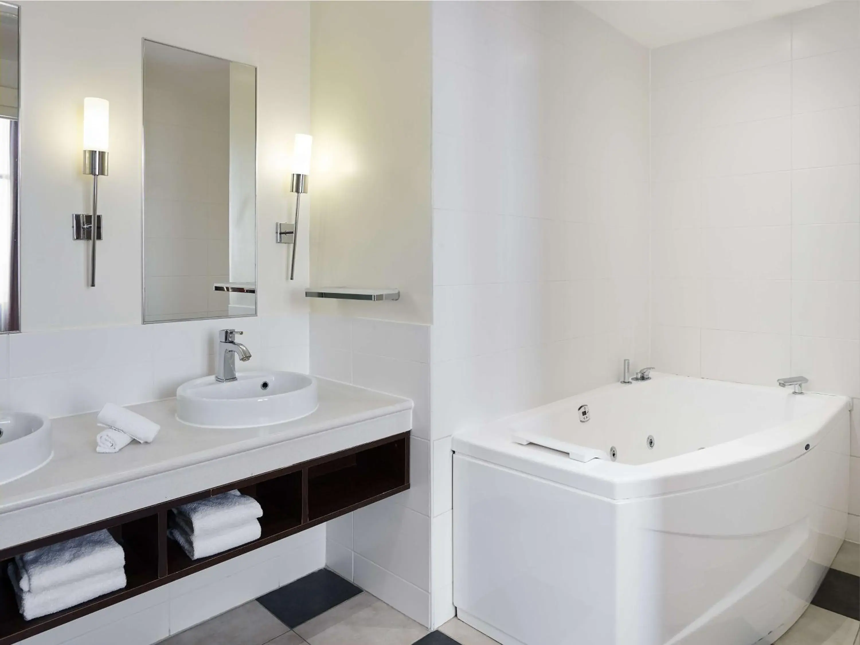 Bathroom in Radisson Blu Hotel Paris, Marne-la-Vallée Bathroom in Radisson Blu Hotel Paris, Marne-la-Vallée