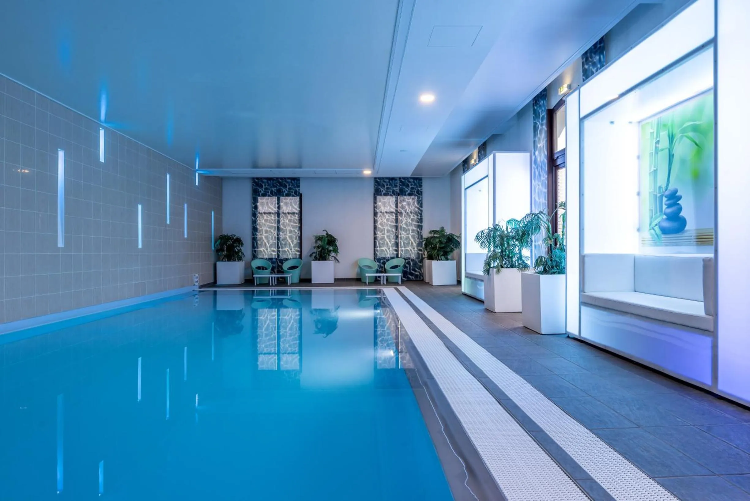 Swimming pool in Radisson Blu Hotel Paris, Marne-la-Vallée