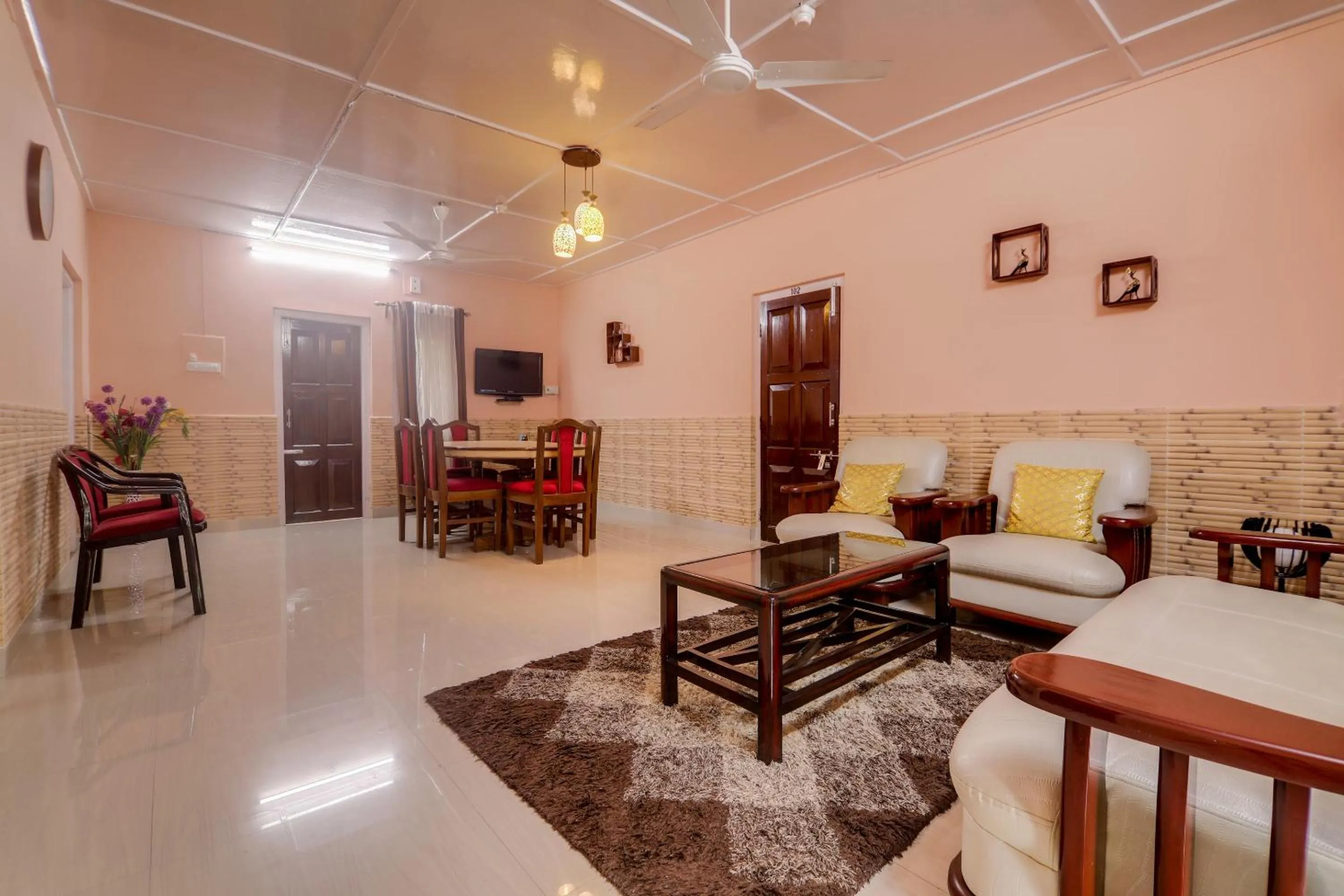 Lobby or reception in Collection O Trinayan Associates