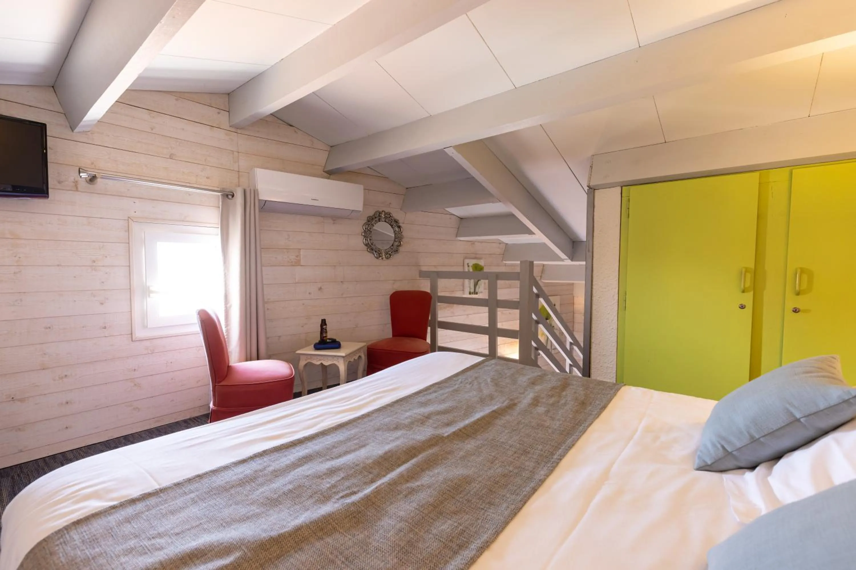 Bed in Logis Hôtel de la Plage