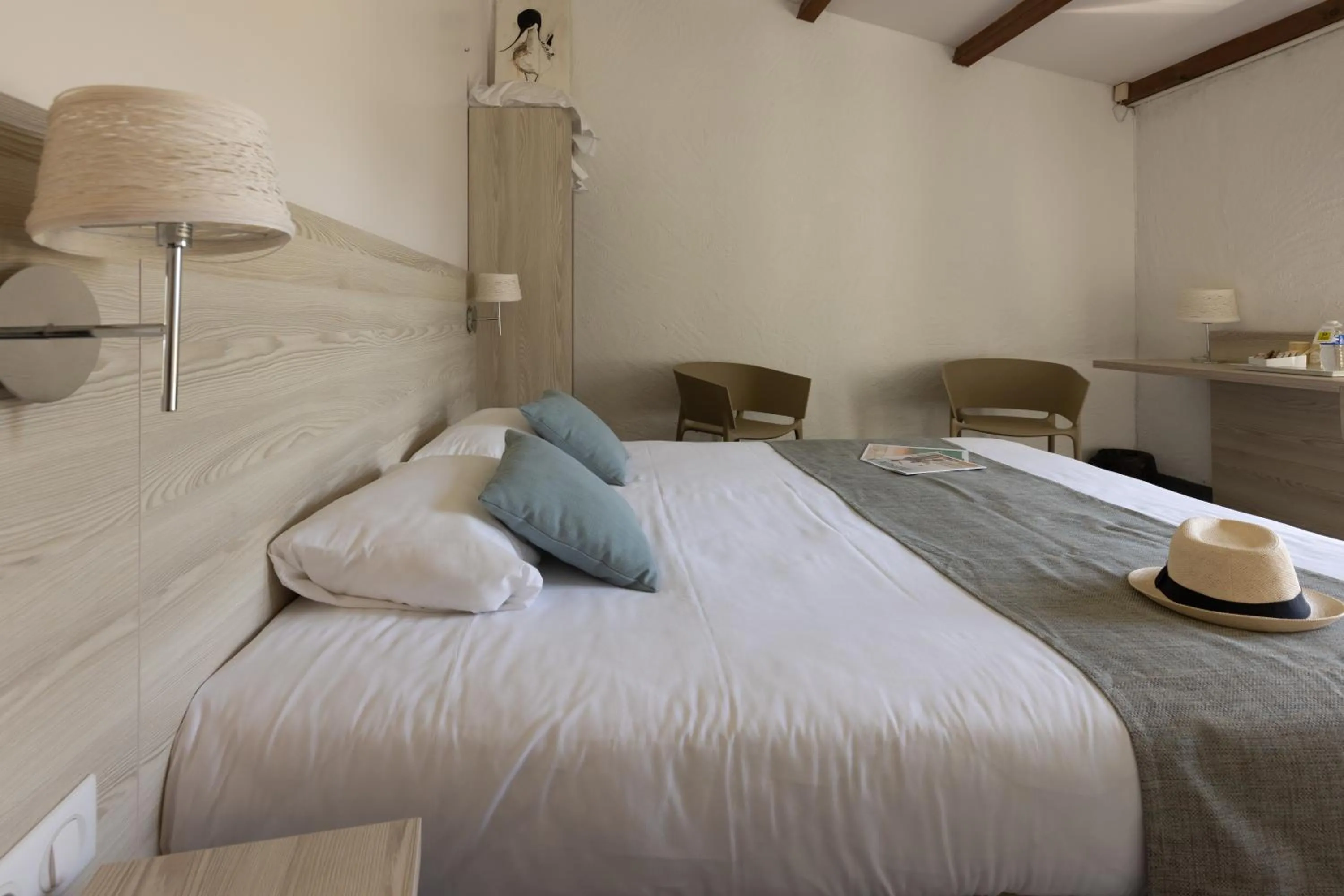 Bed in Logis Hôtel de la Plage
