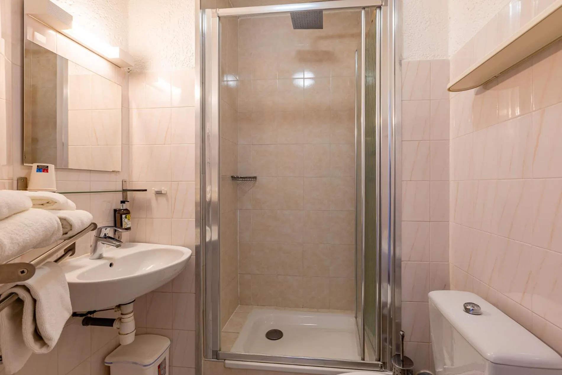 Bathroom in Logis Heraclee