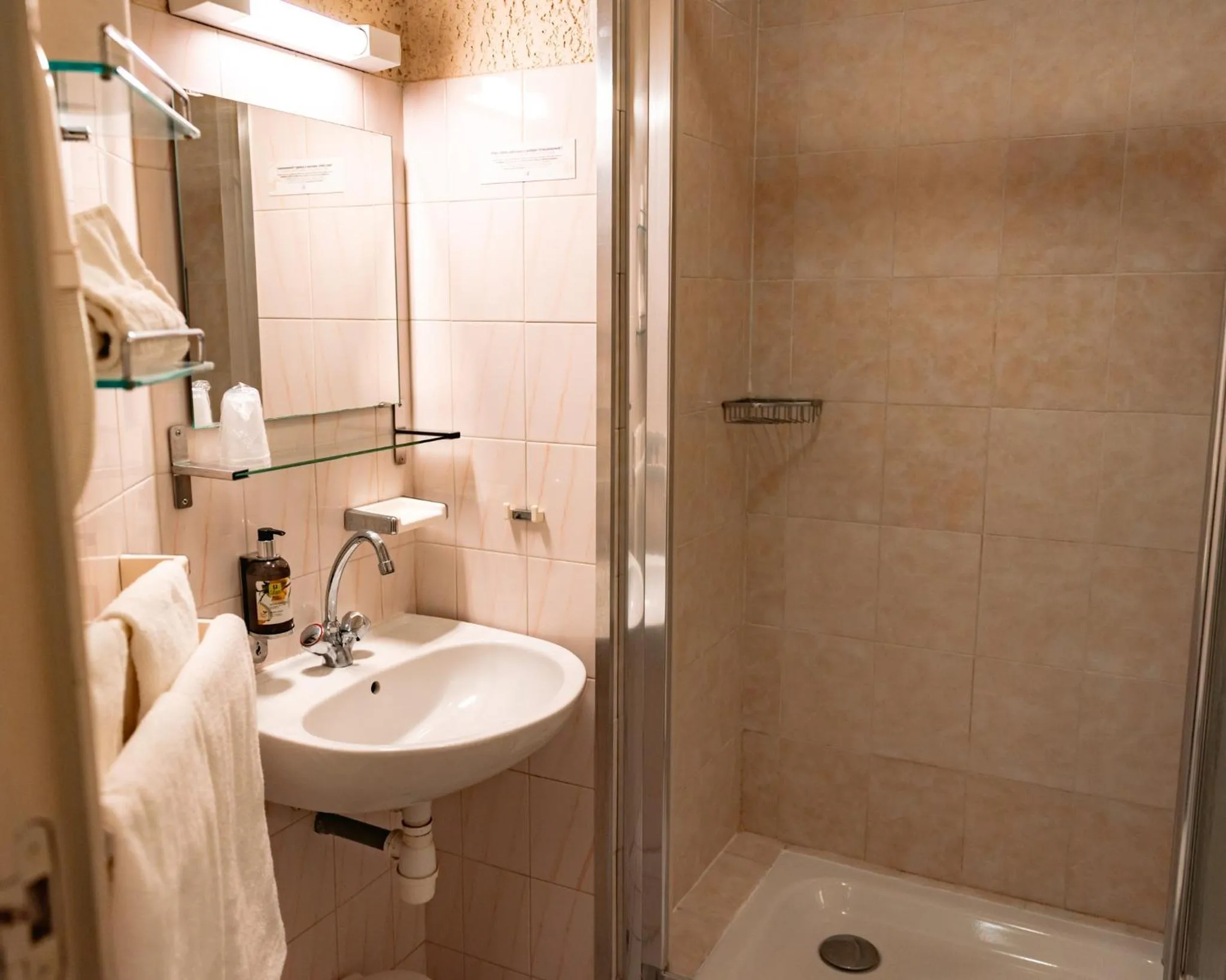 Shower in Logis Heraclee