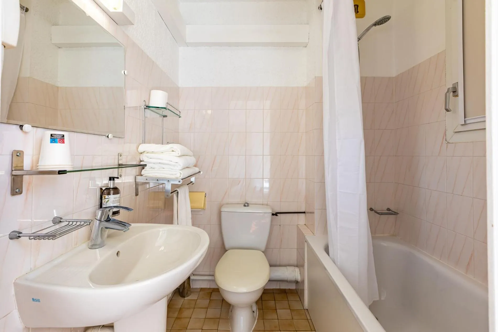 Bathroom in Logis Heraclee
