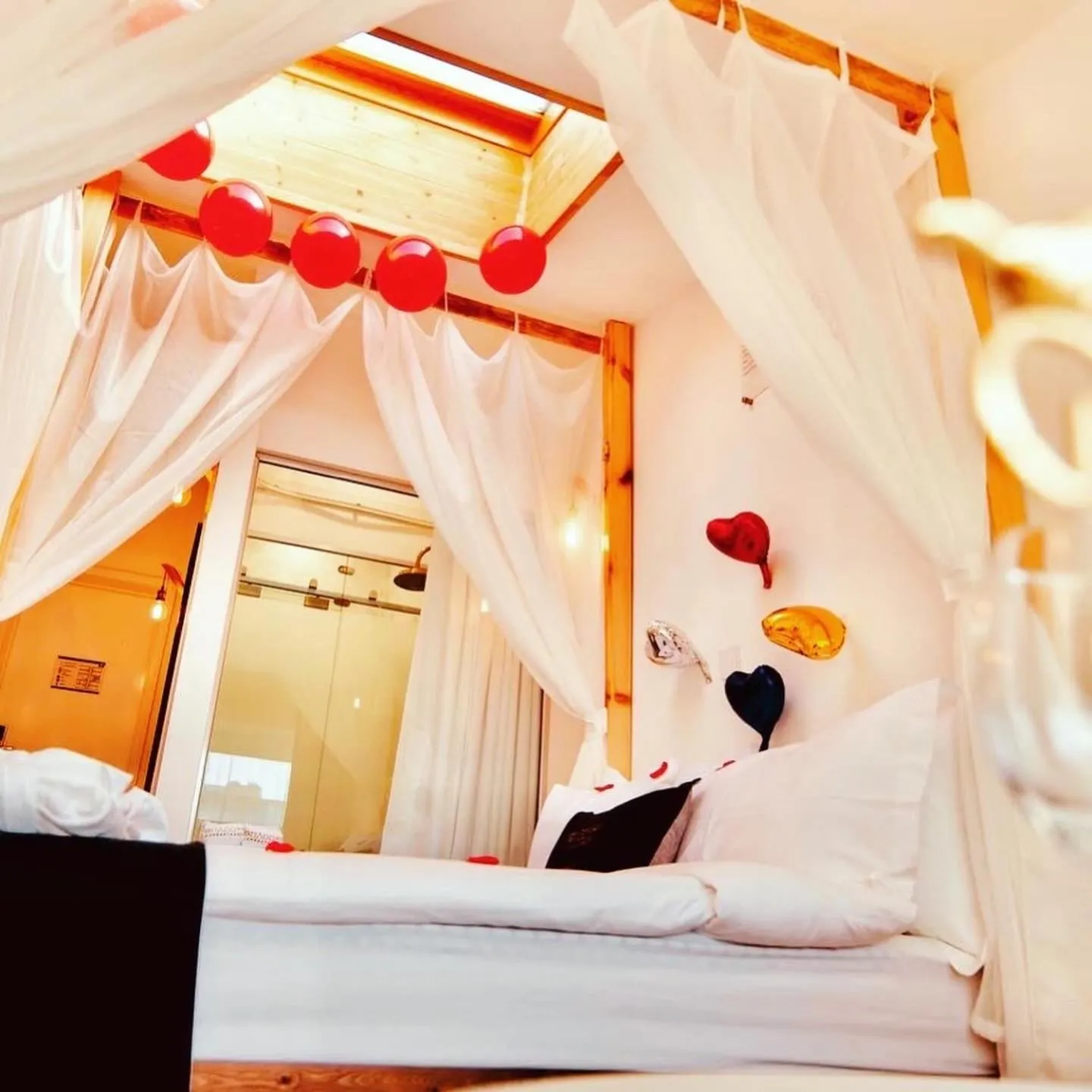 Shower, Bed in Nomado Boutique Hotel