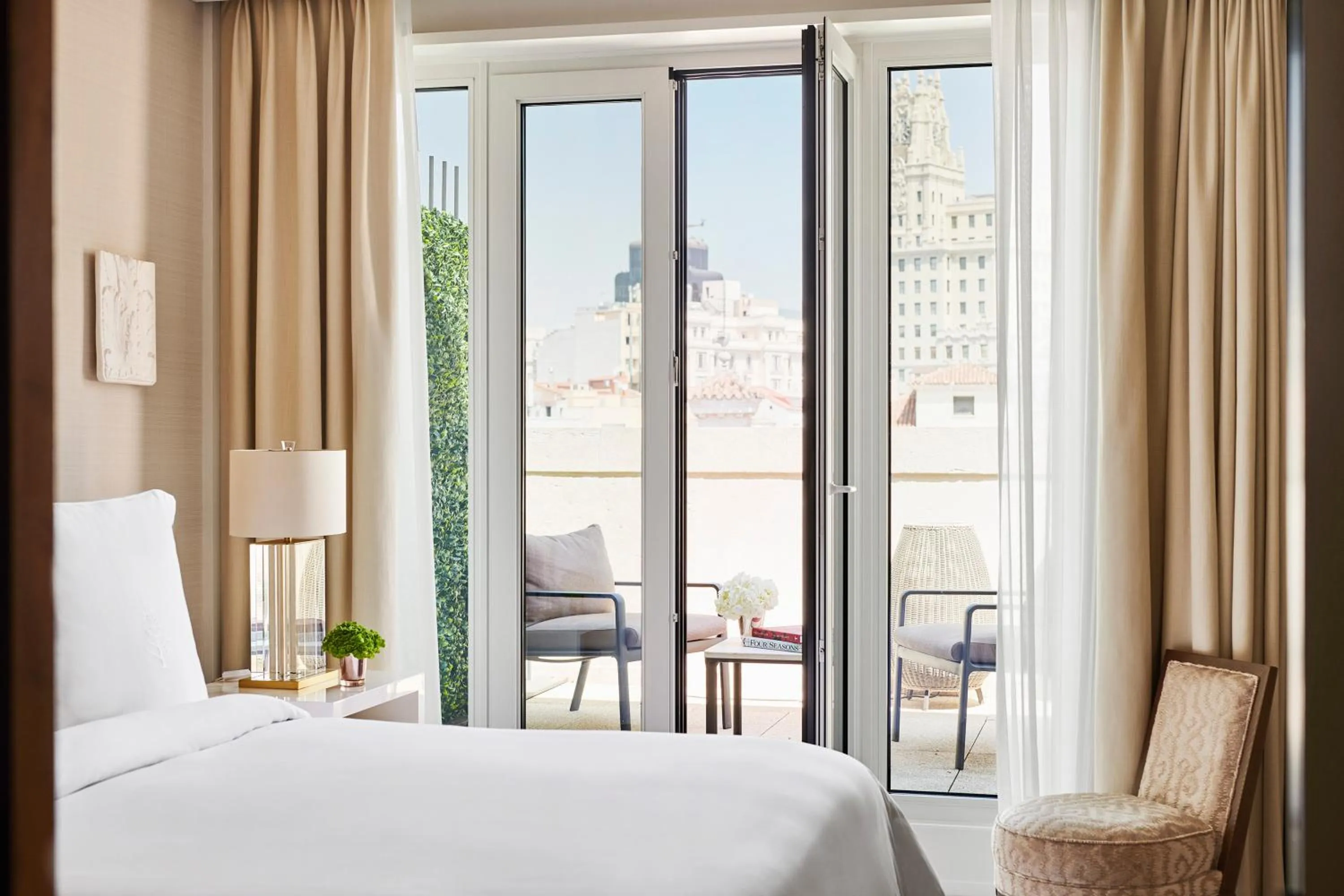 Bed in Four Seasons Hotel Madrid