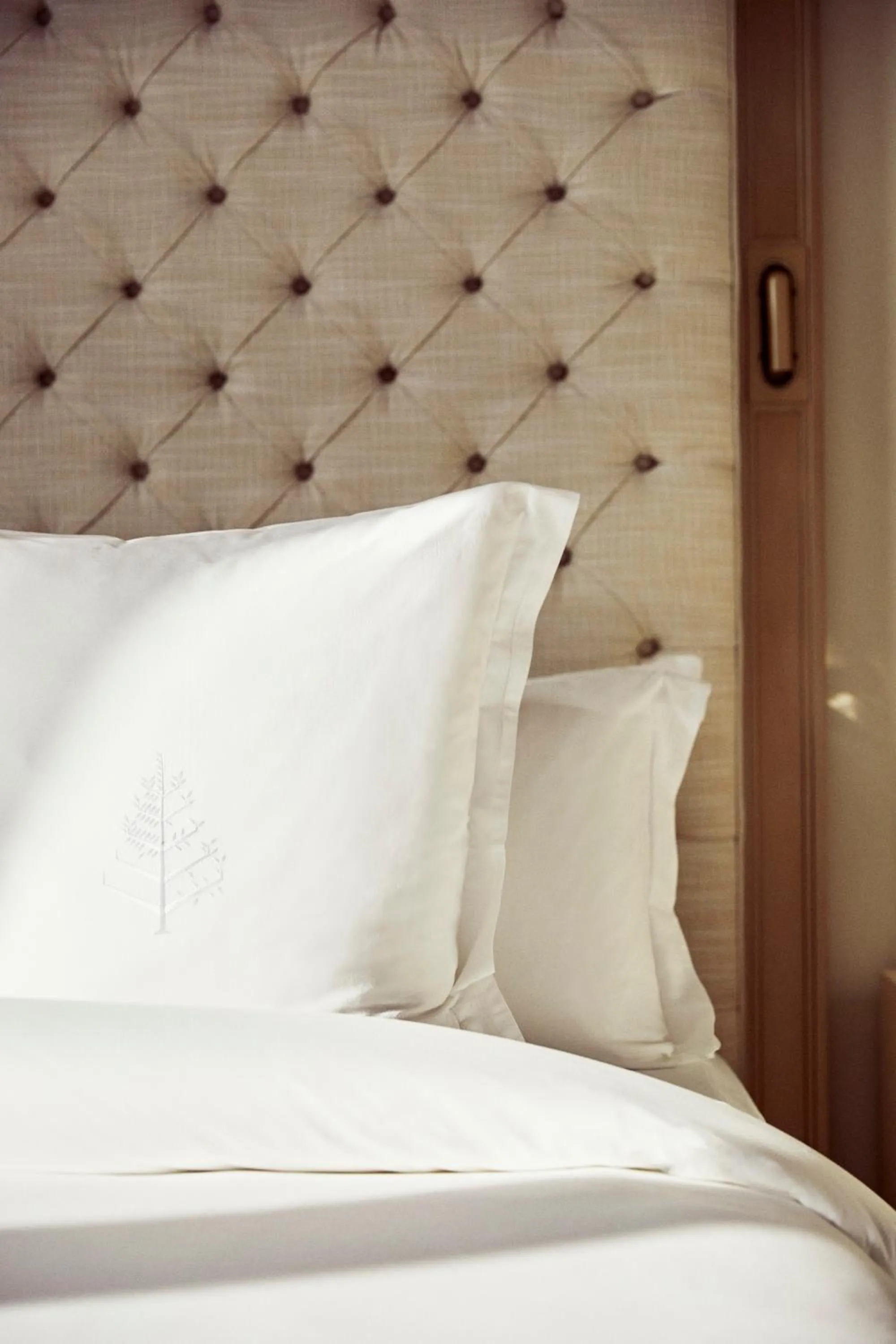 Bedroom, Bed in Four Seasons Hotel Madrid