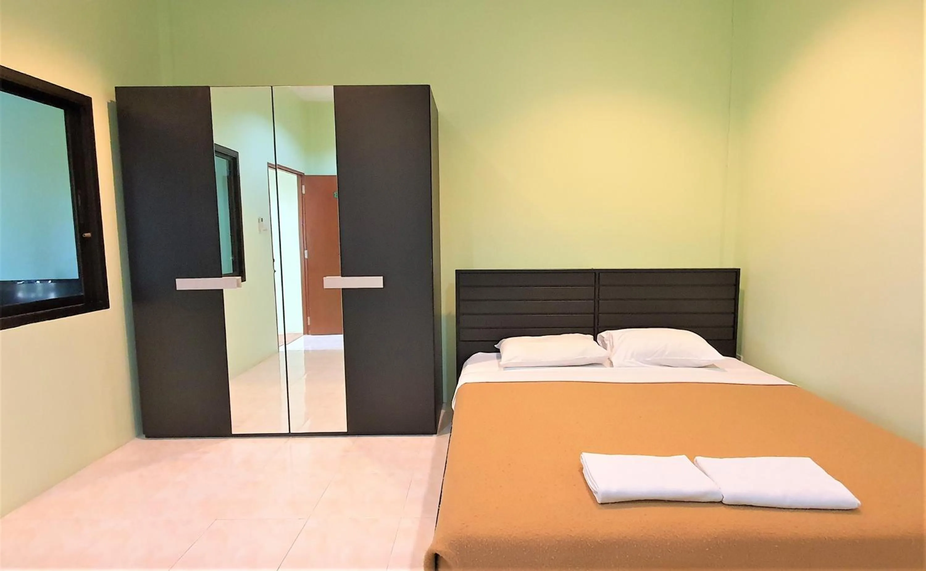 Bed in Chalong Stay Well by Palai Seafood