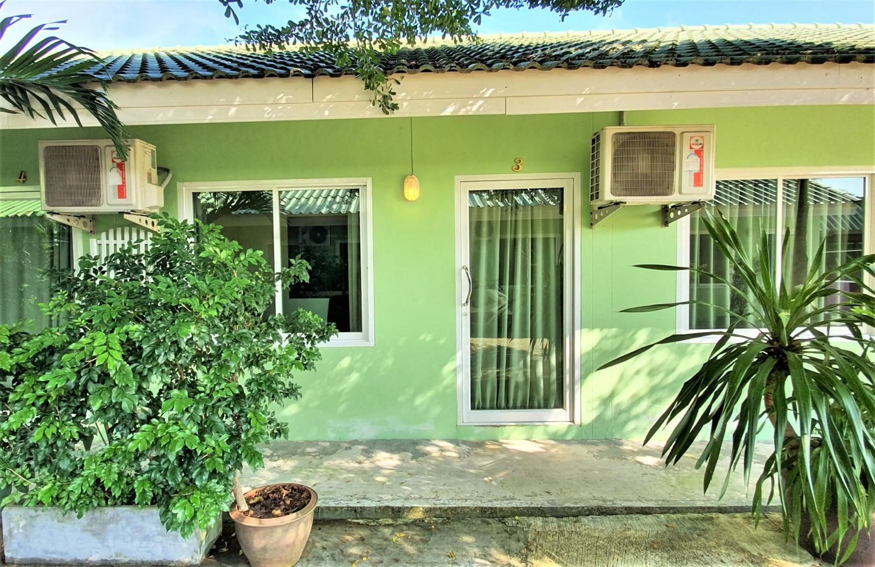 Patio in Chalong Stay Well by Palai Seafood