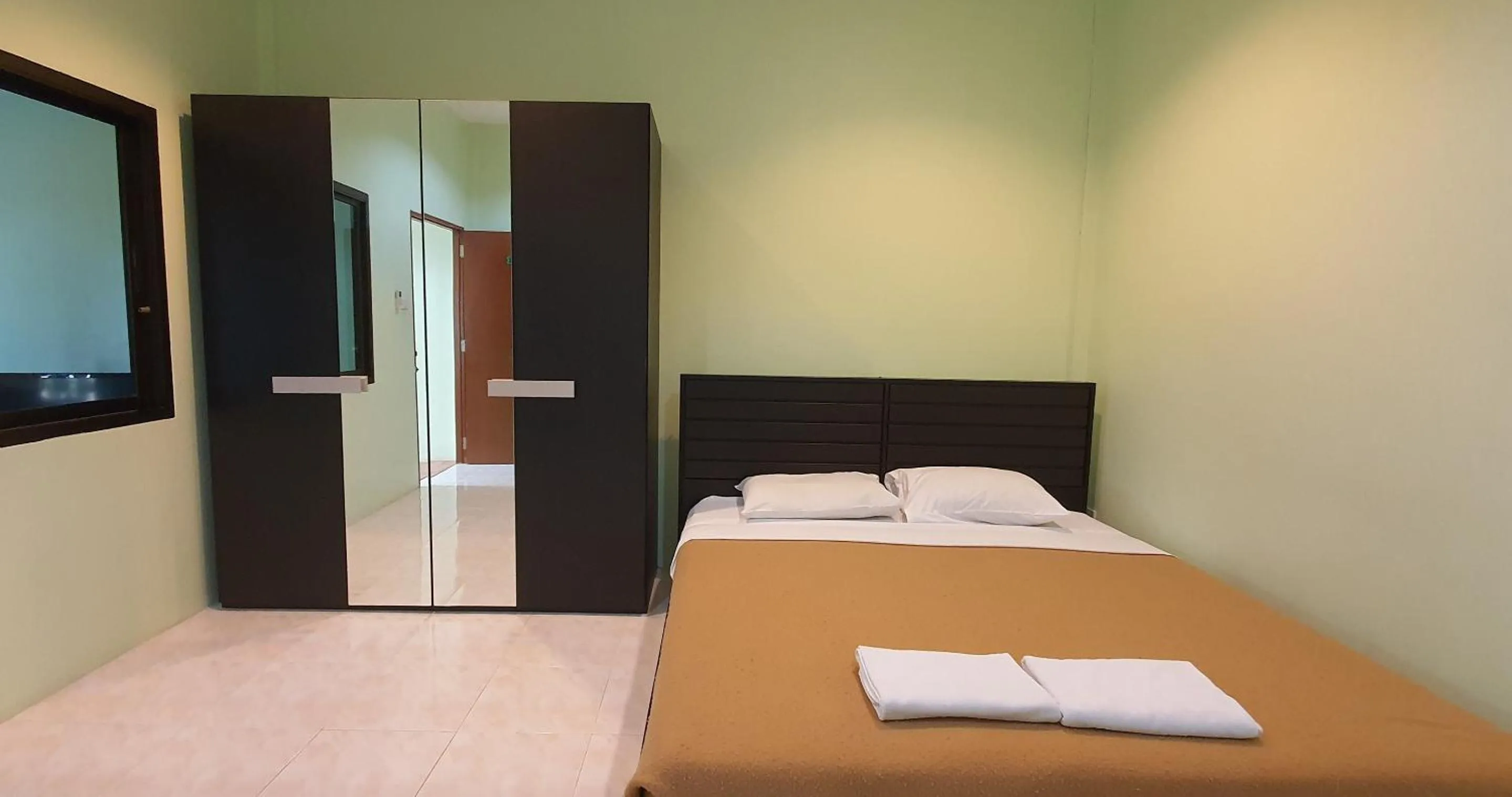 Bed in Chalong Stay Well by Palai Seafood