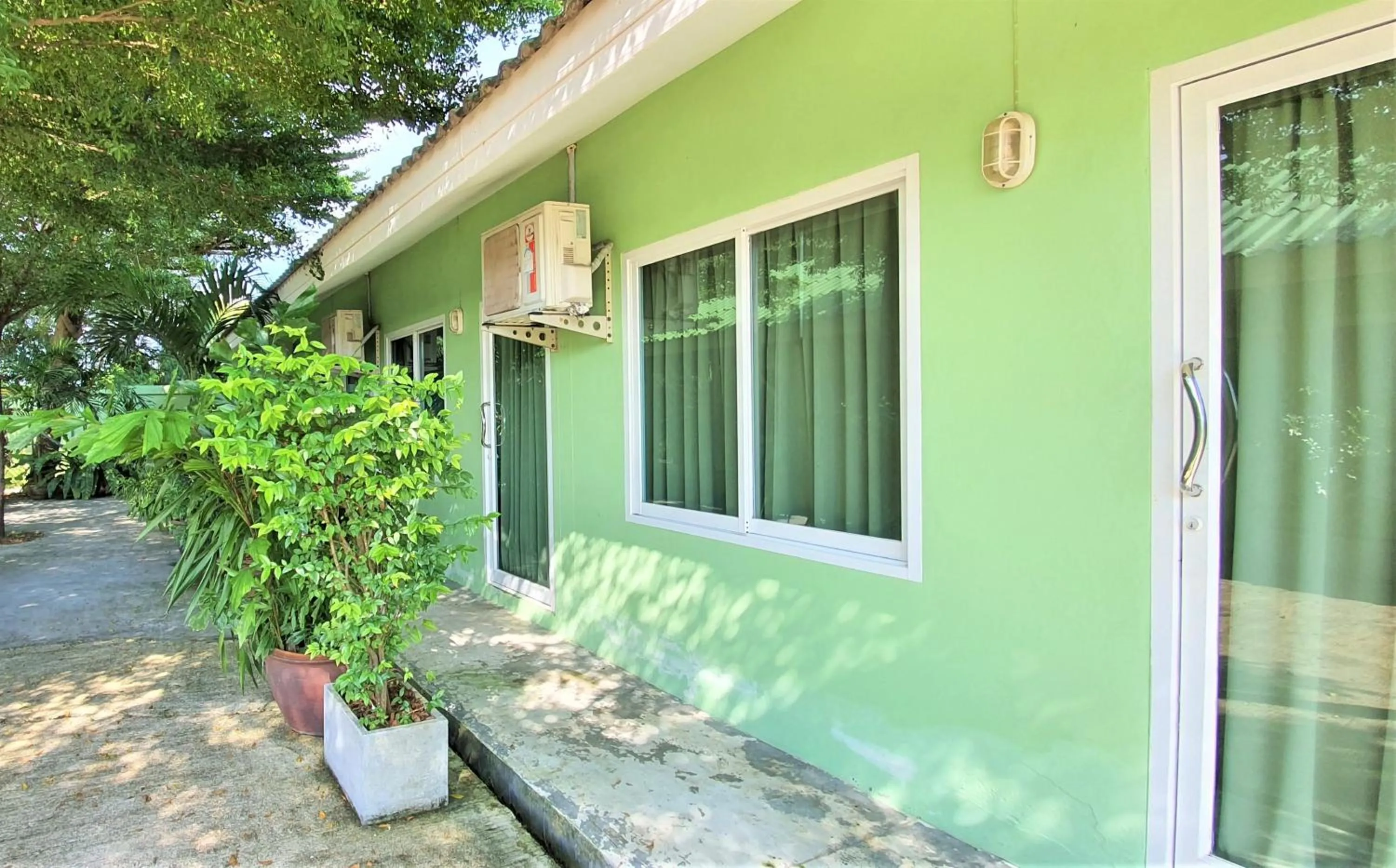 Facade/entrance in Chalong Stay Well by Palai Seafood