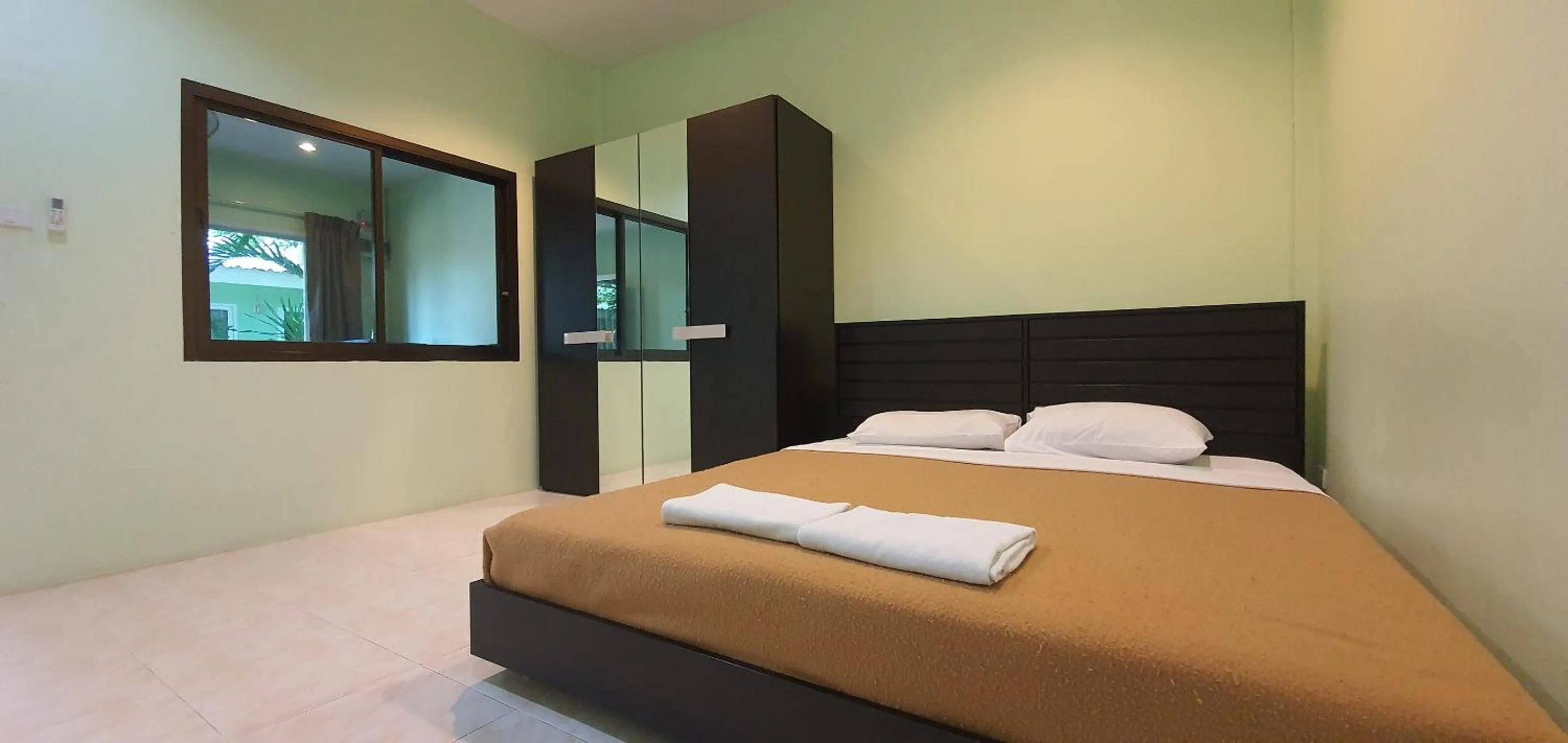 Bed in Chalong Stay Well by Palai Seafood