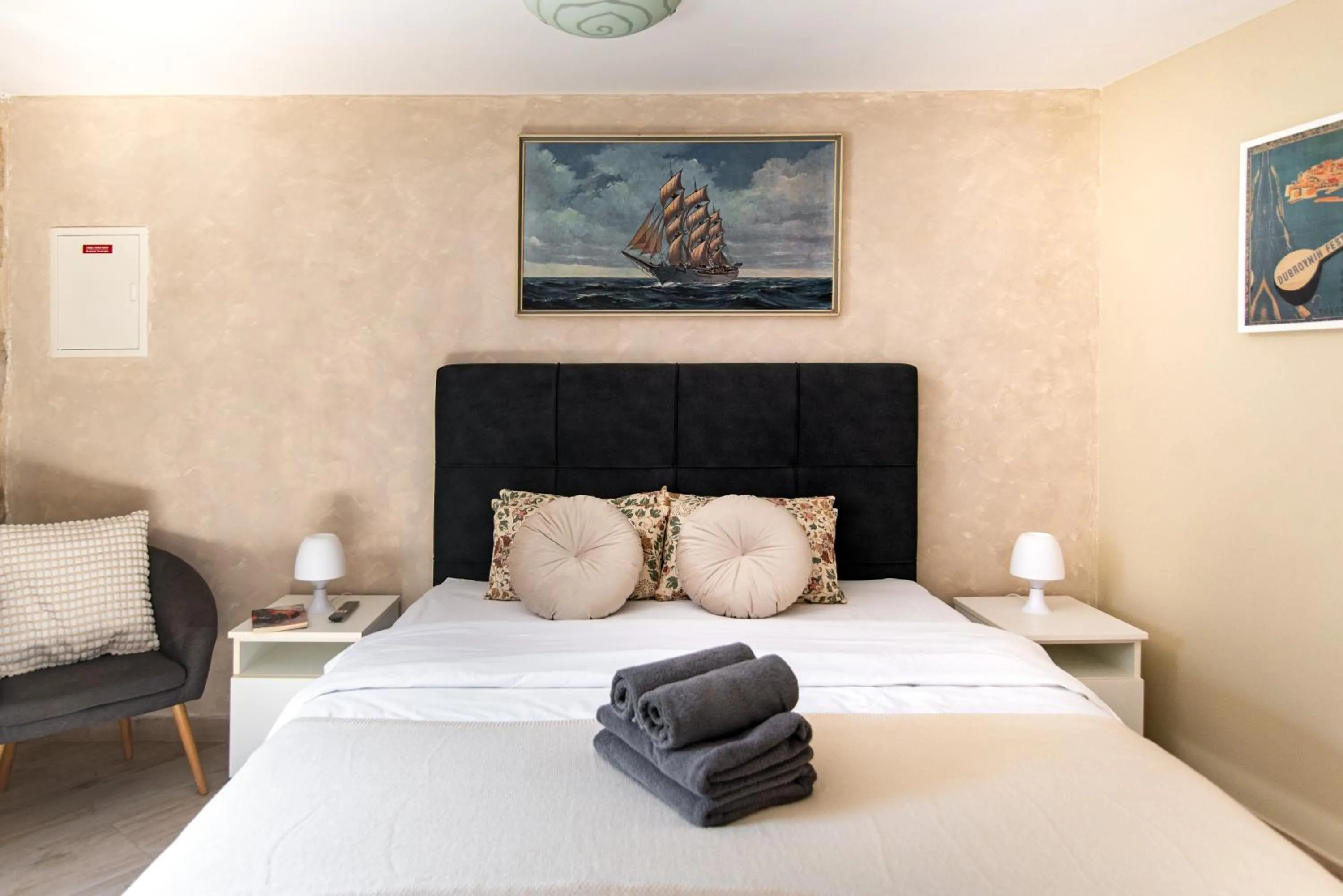 Bed in Ragusa City Walls Apartments