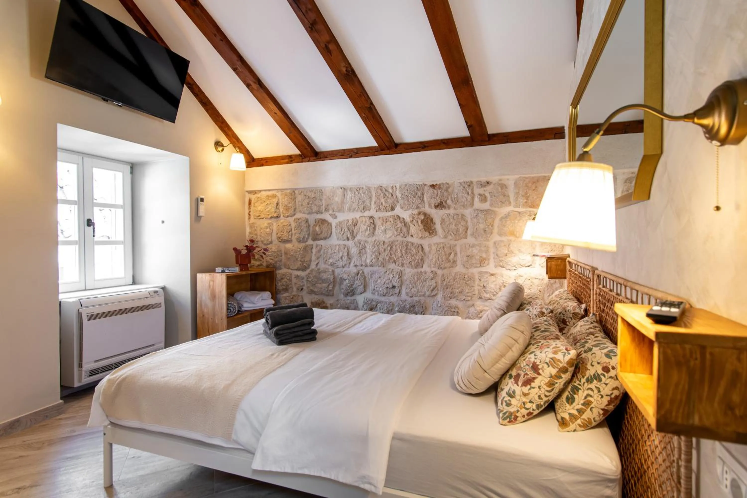 Bed in Ragusa City Walls Apartments