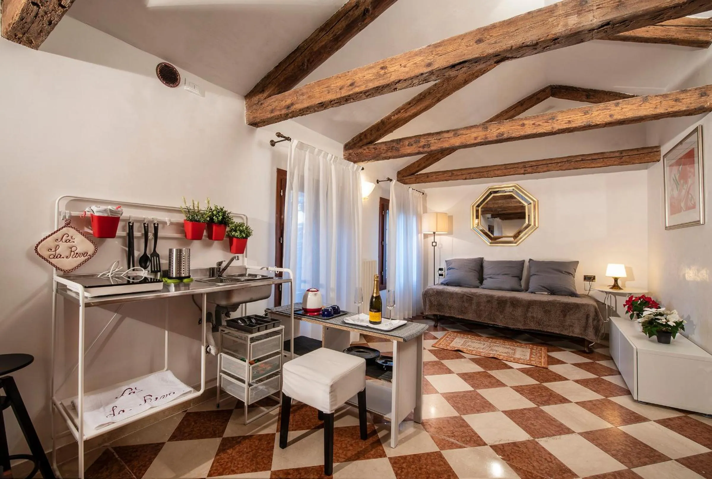 Photo of the whole room in Anzolo Palace - Rooms & Apartments