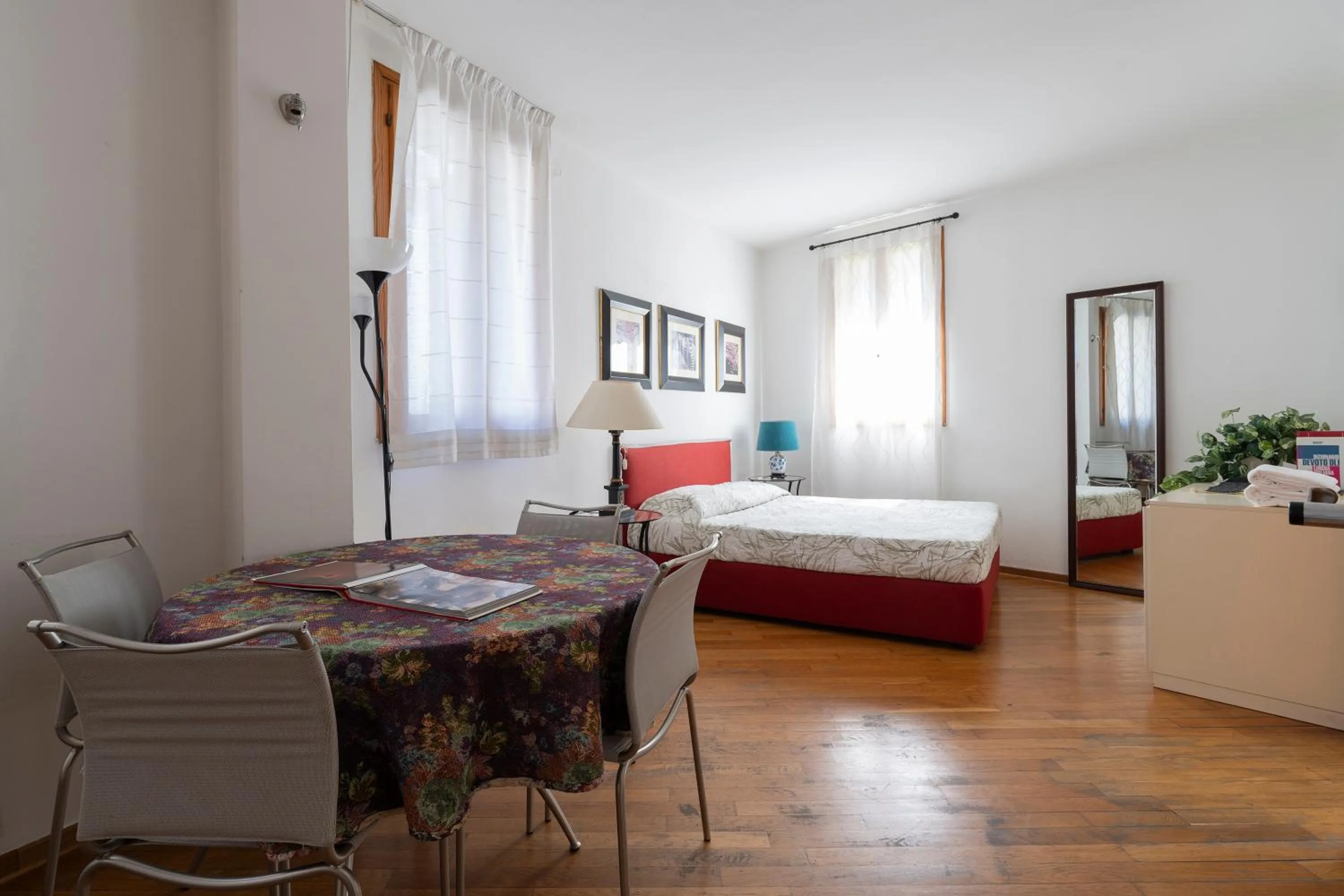 Seating area, Bed in Anzolo Palace - Rooms & Apartments