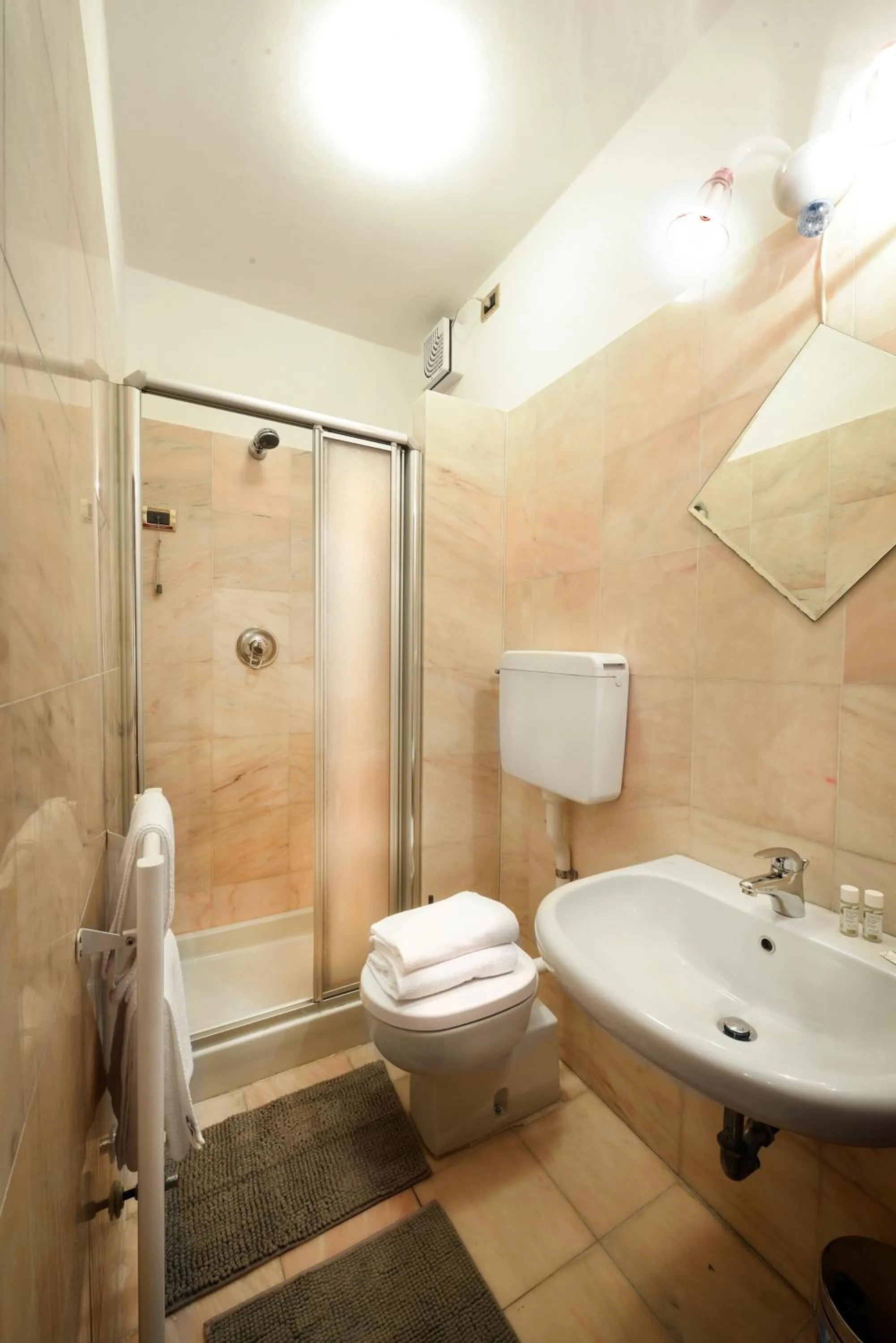 Shower in Anzolo Palace - Rooms & Apartments