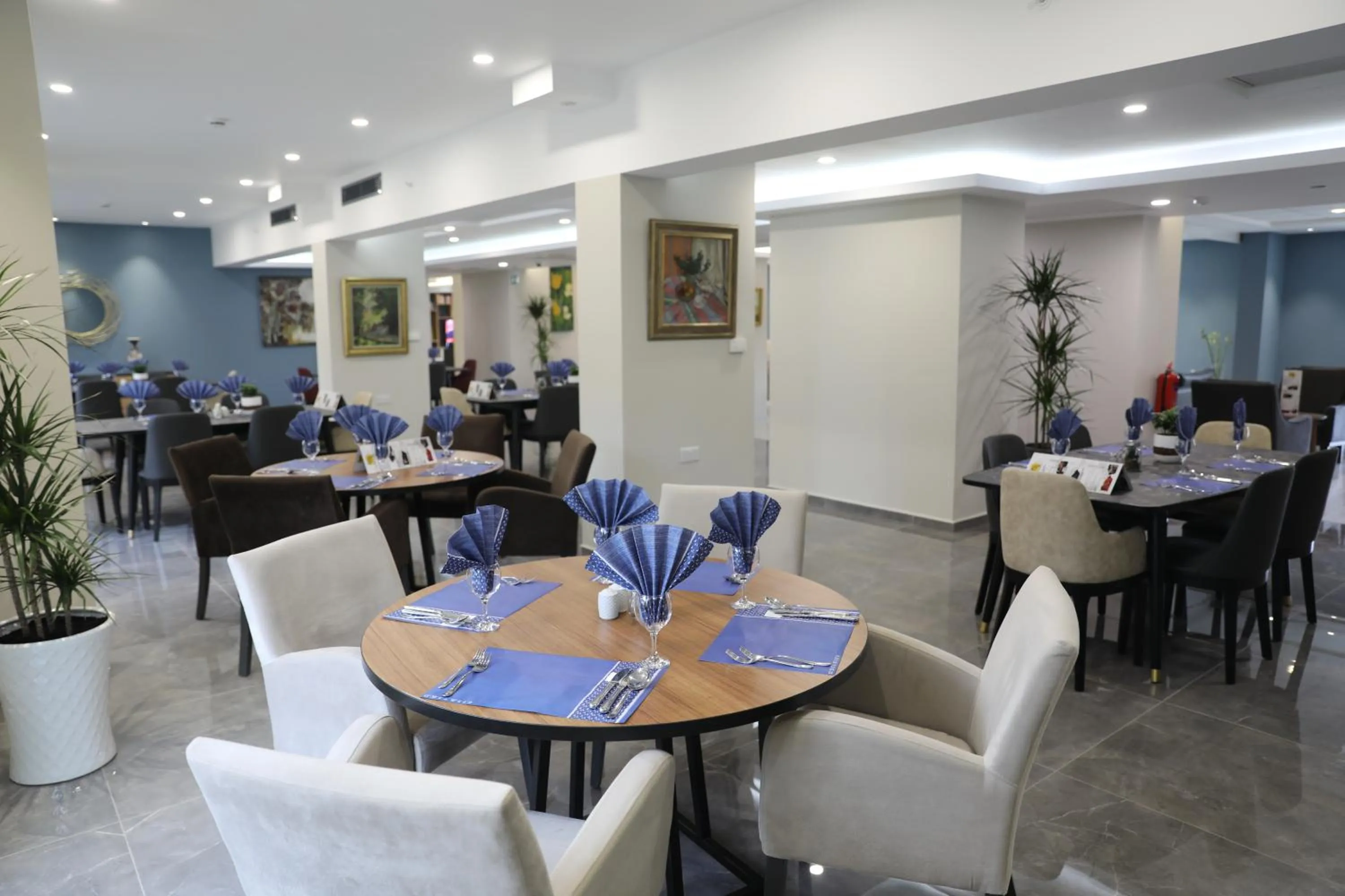 Restaurant/places to eat in Hotel Sun