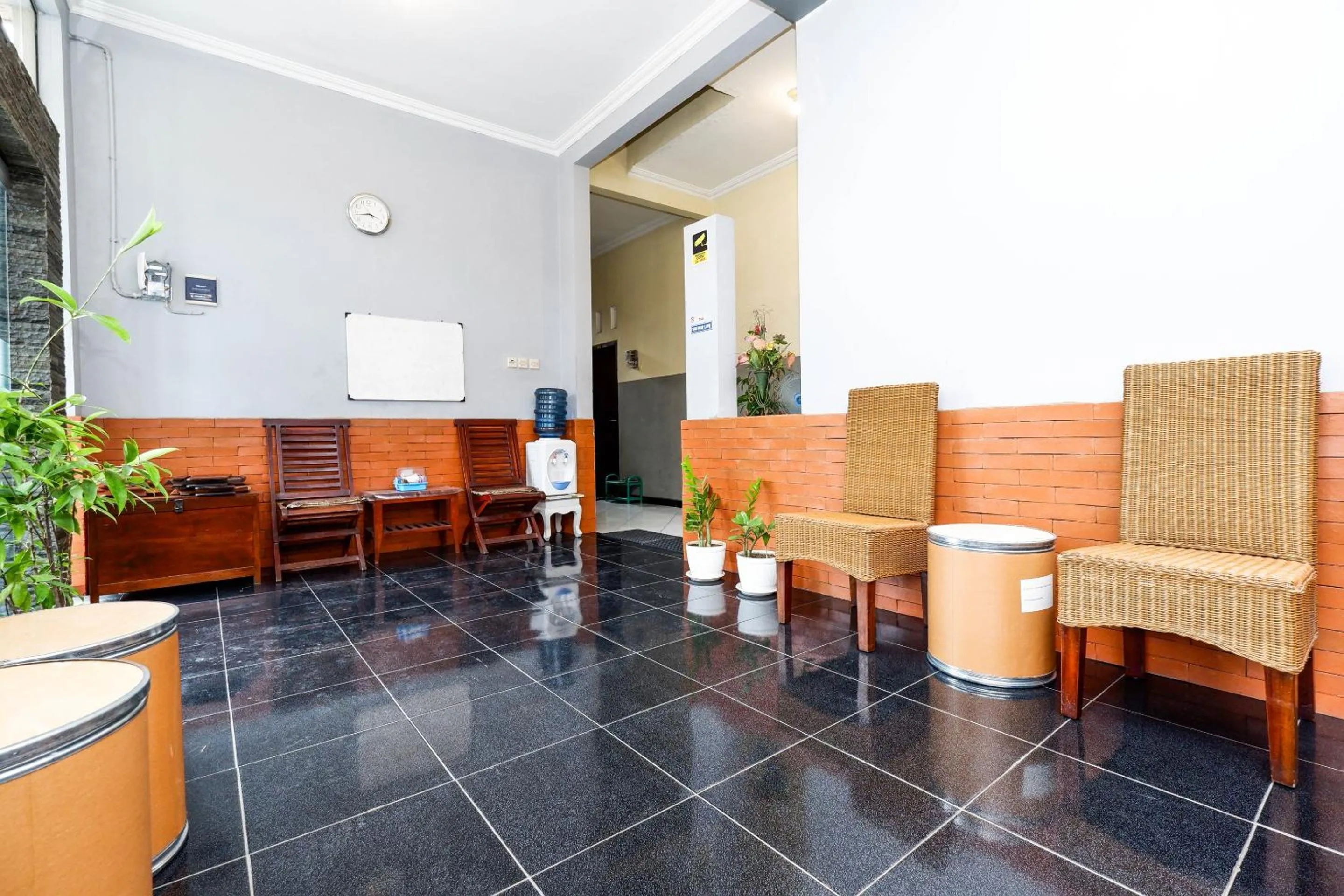 Lobby or reception in Hotel O Solo Point Guest House Syariah