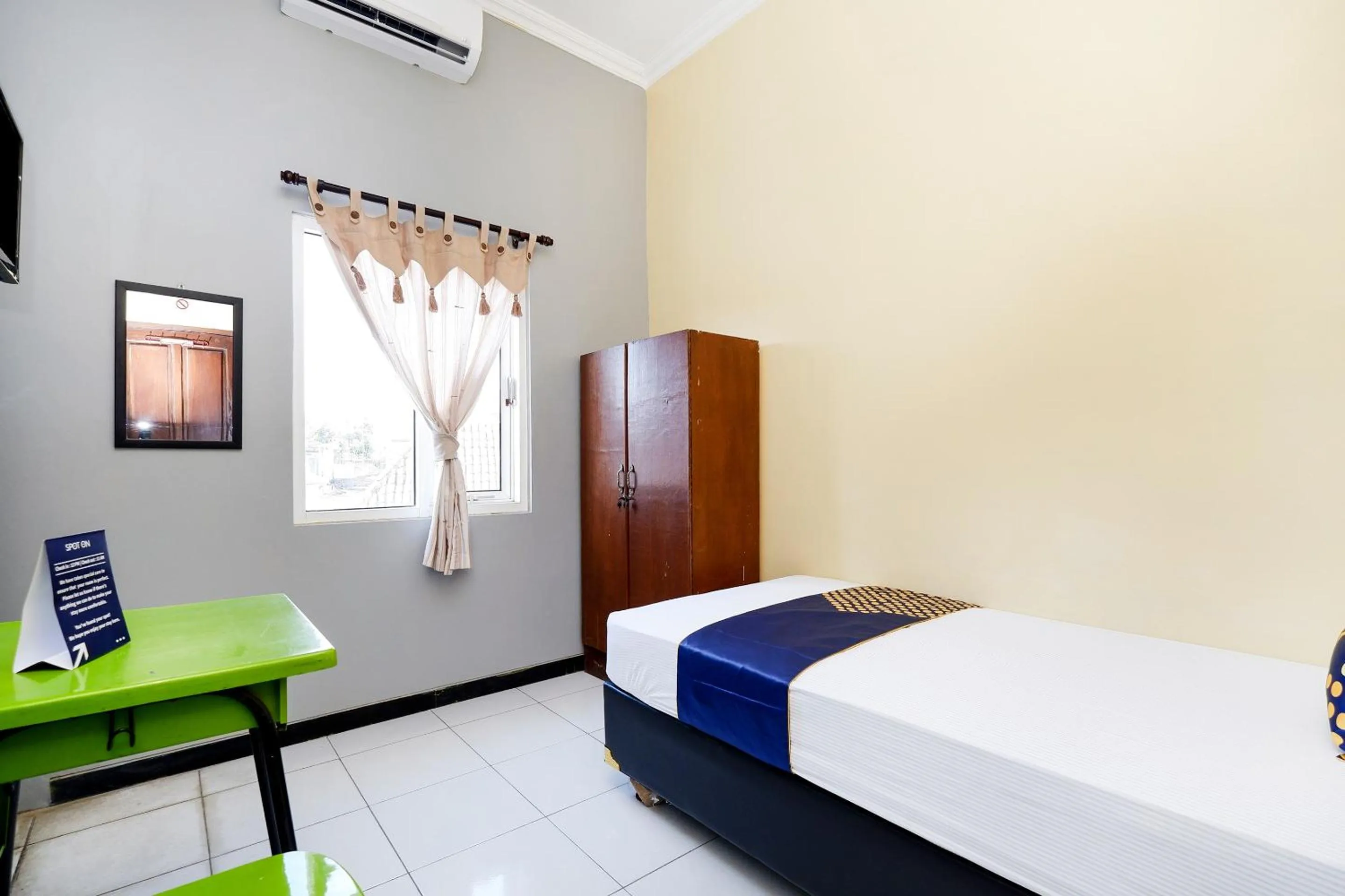 Bedroom, Bed in Hotel O Solo Point Guest House Syariah