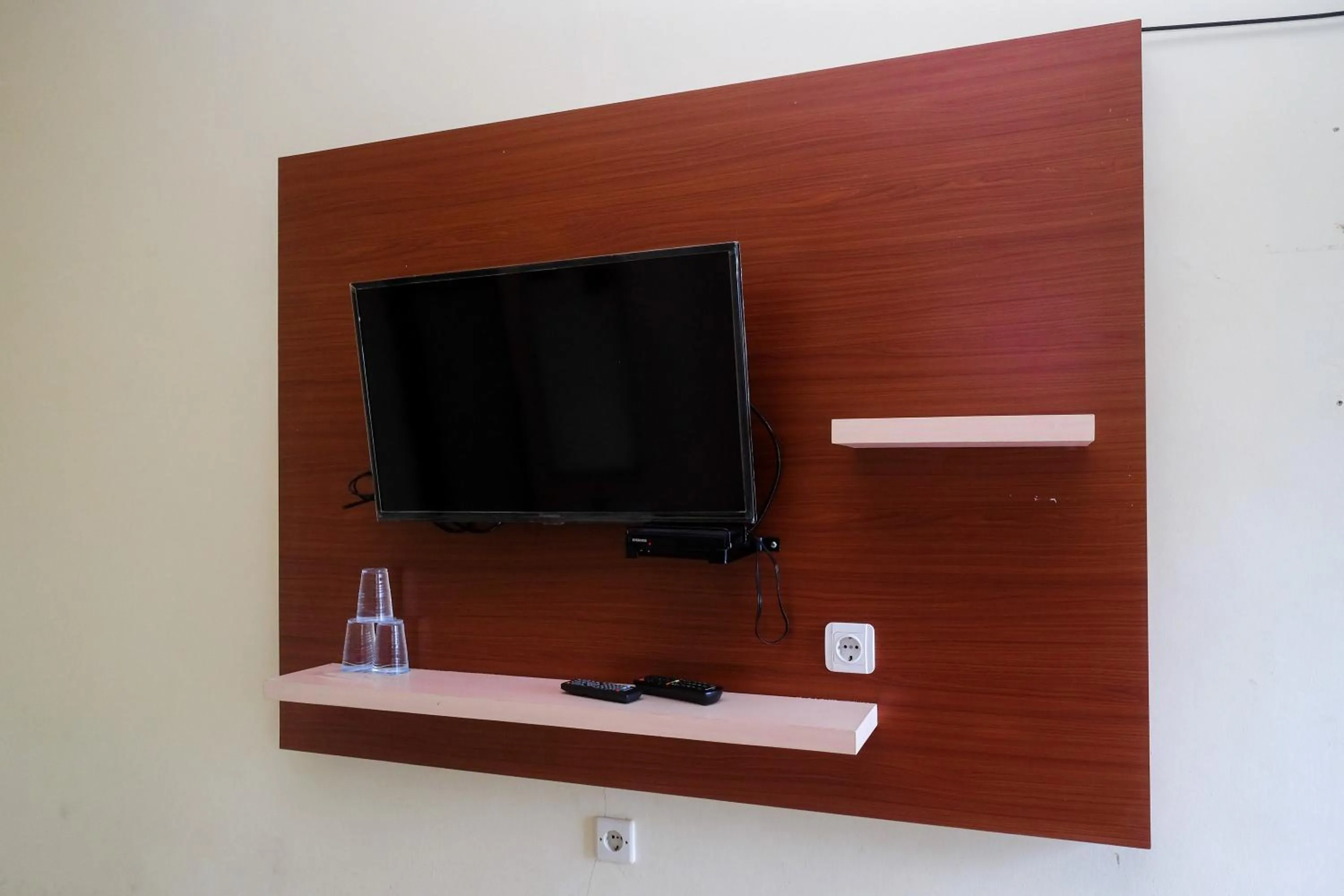 TV and multimedia in RedDoorz near Candi Sukuh Karanganyar