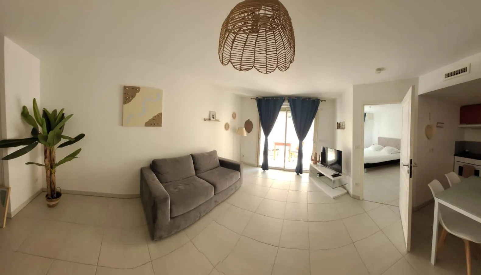 TV and multimedia, Bed in Hôtel Montaigne & Spa - Cannes Centre