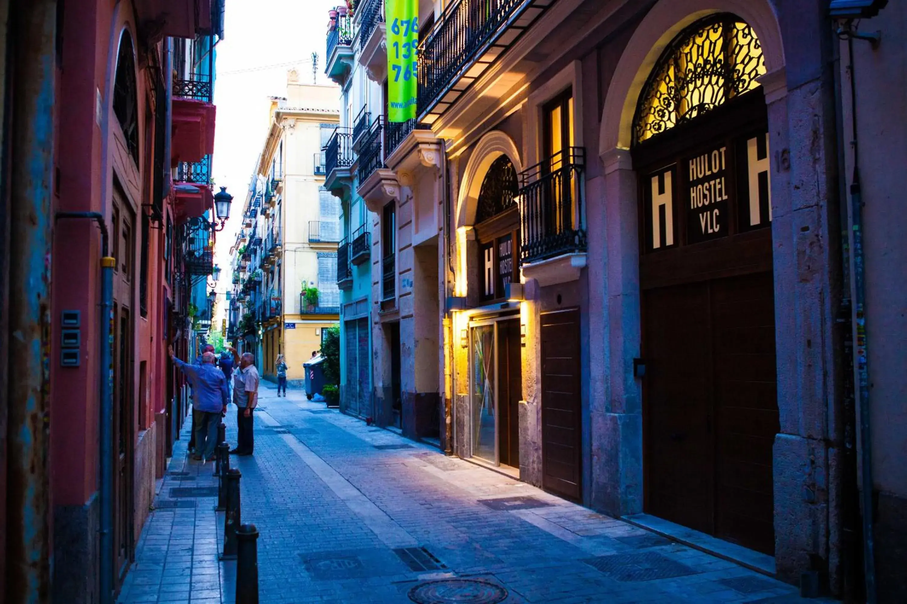 Facade/entrance in Hulot B&B Valencia Facade/entrance in Hulot B&B Valencia