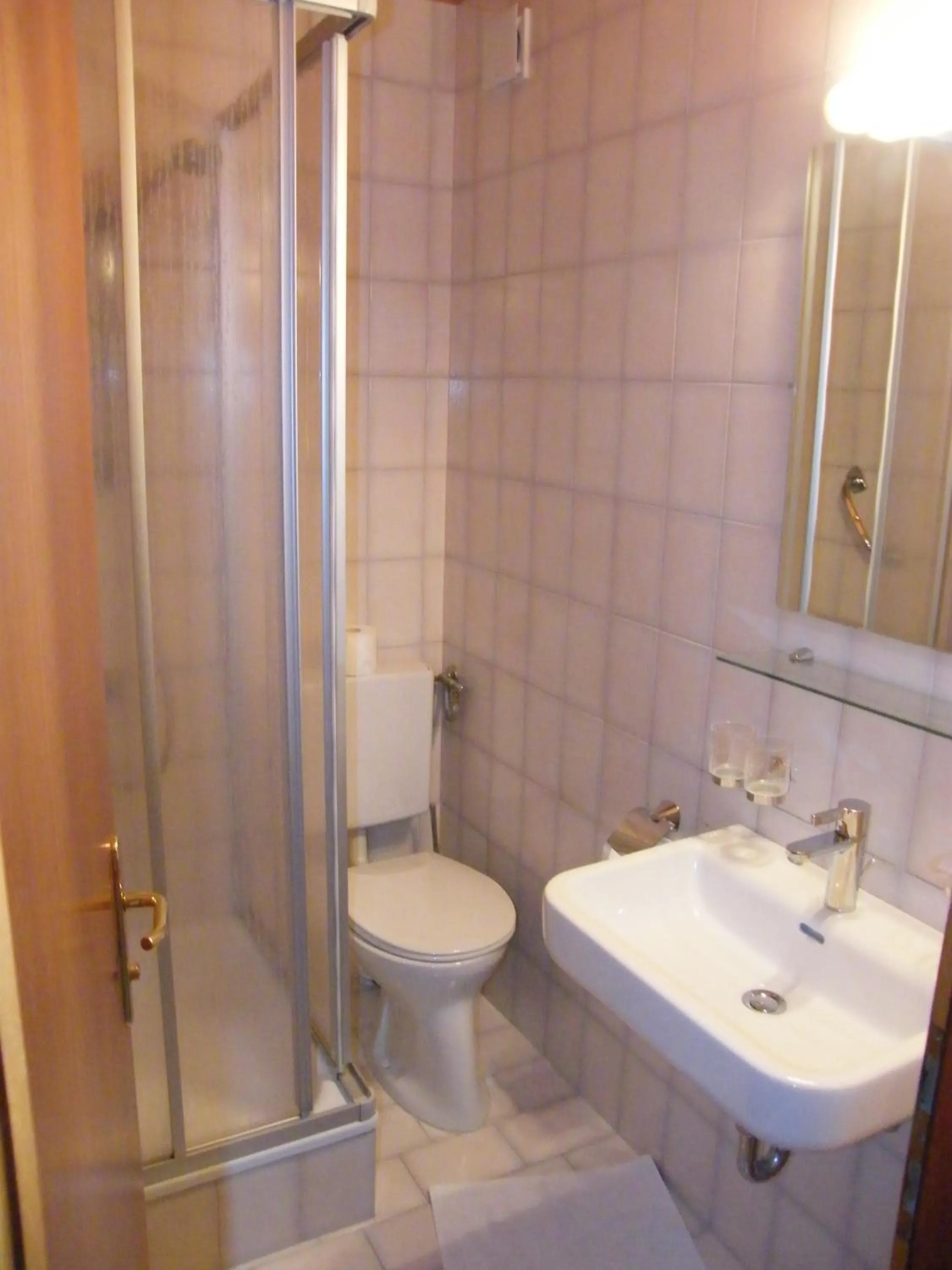 Bathroom in Katharina's Sleepover - Budget Holiday Home