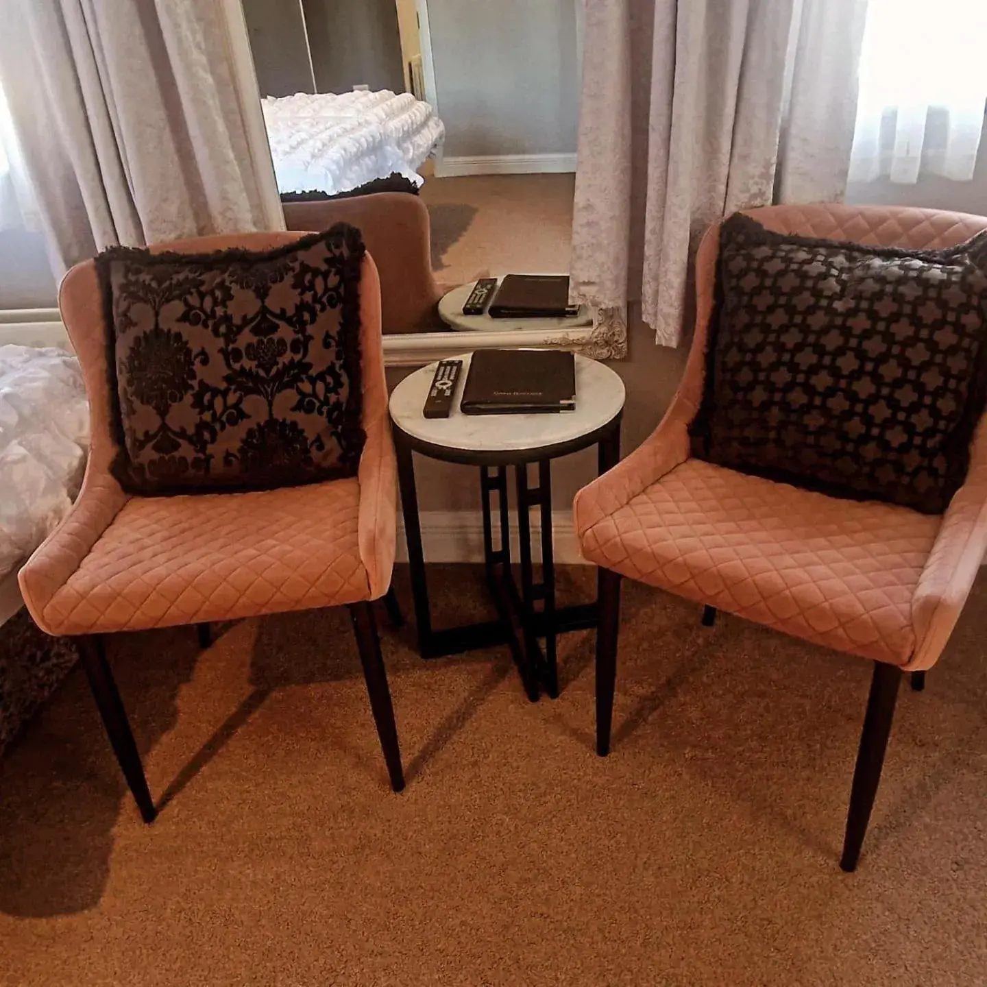 Deluxe Twin Room in Church View House F56H977 Deluxe Twin Room in Church View House F56H977