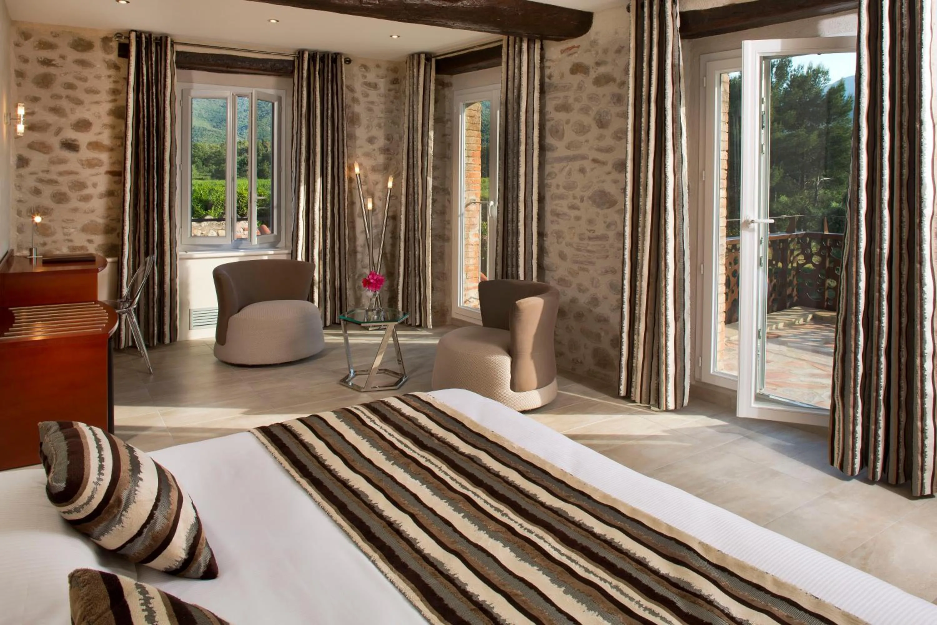 Patio, Bed in Auberge Du Roua