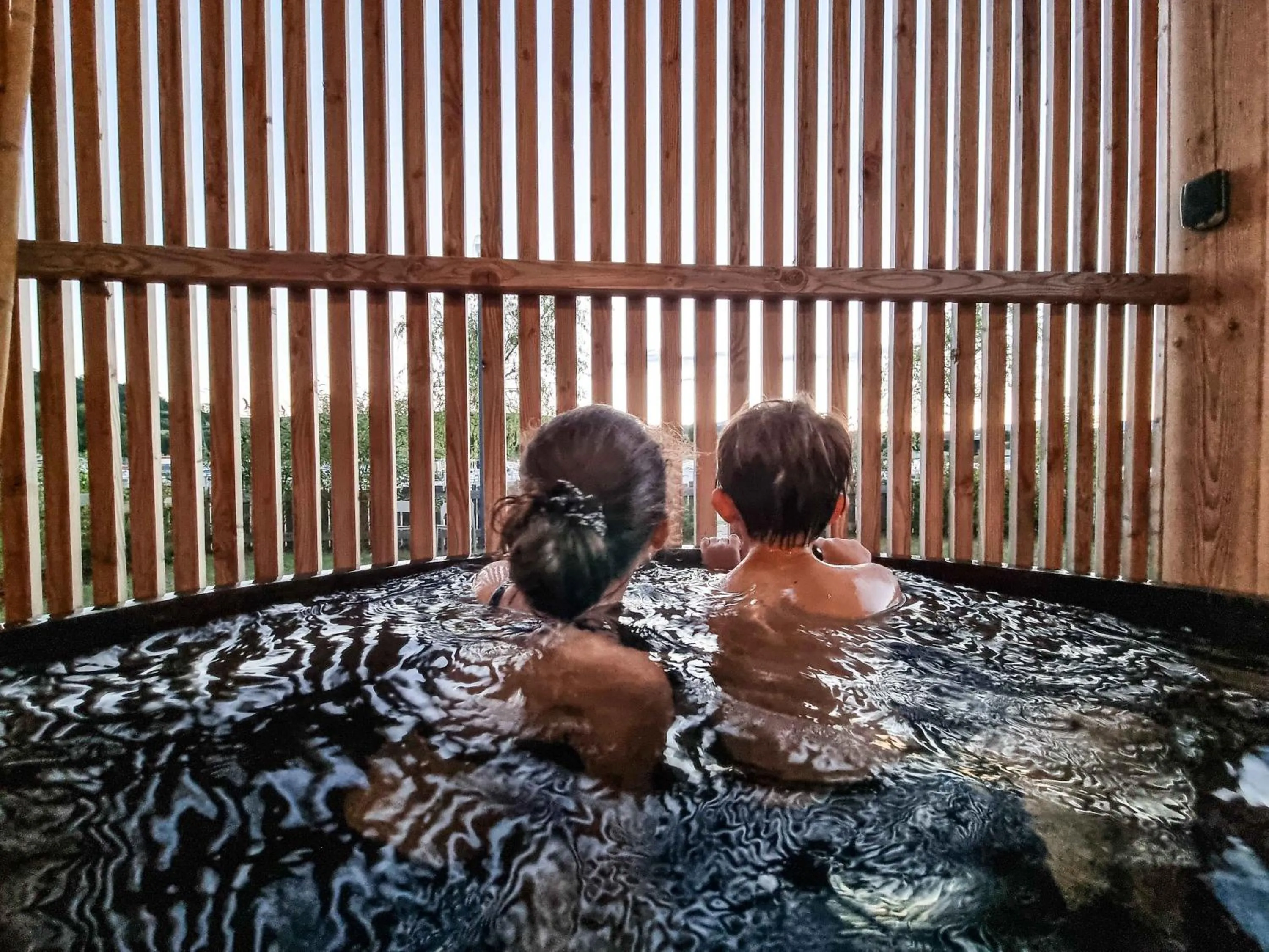 Hot Spring Bath in Les Lodges de la ViaRhôna / cabane-spa