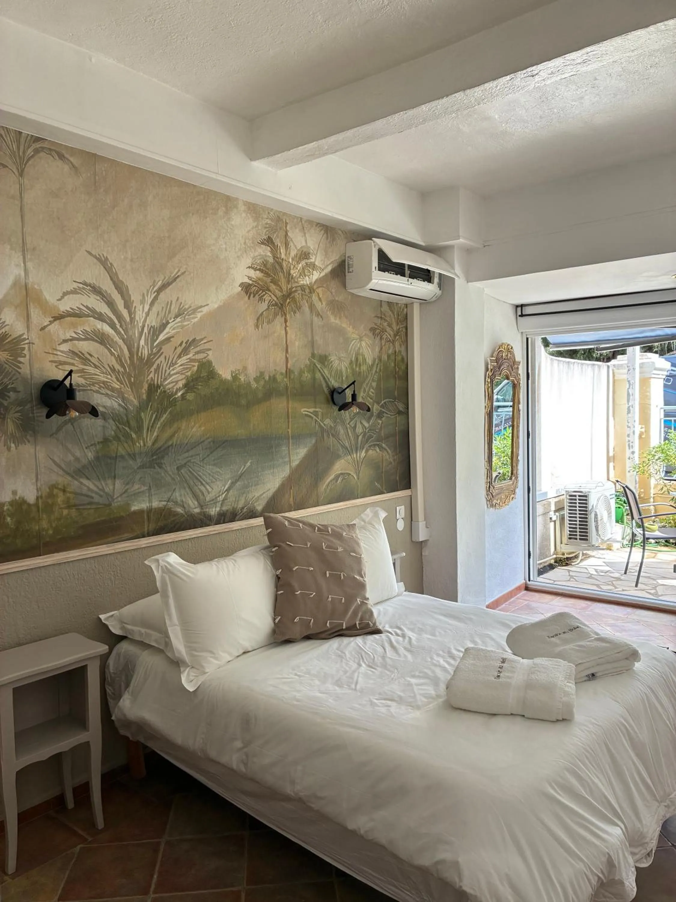 Bed in Hôtel L'Escale Au Soleil