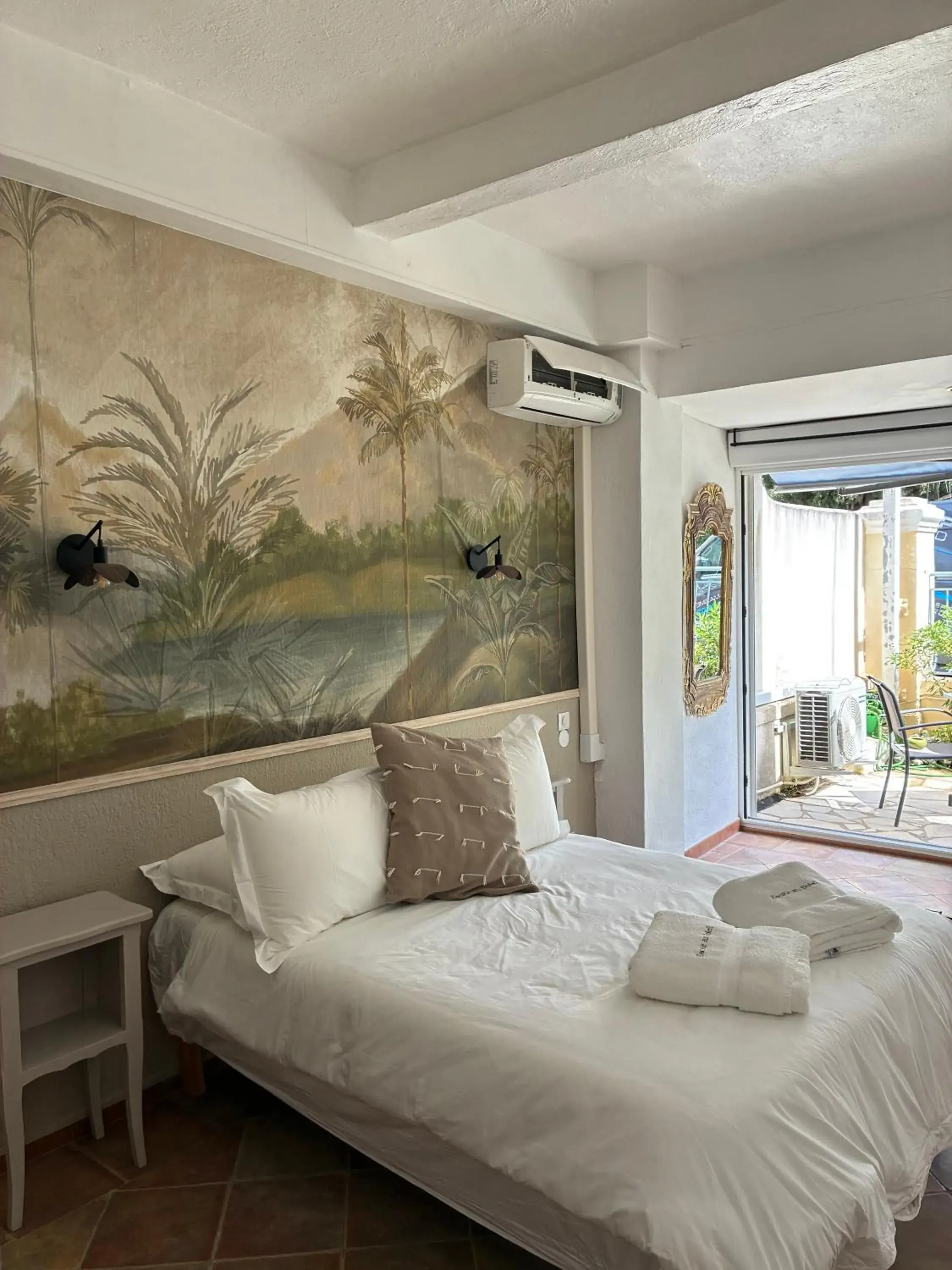 Deluxe Double Room in Hôtel L'Escale Au Soleil Deluxe Double Room in Hôtel L'Escale Au Soleil