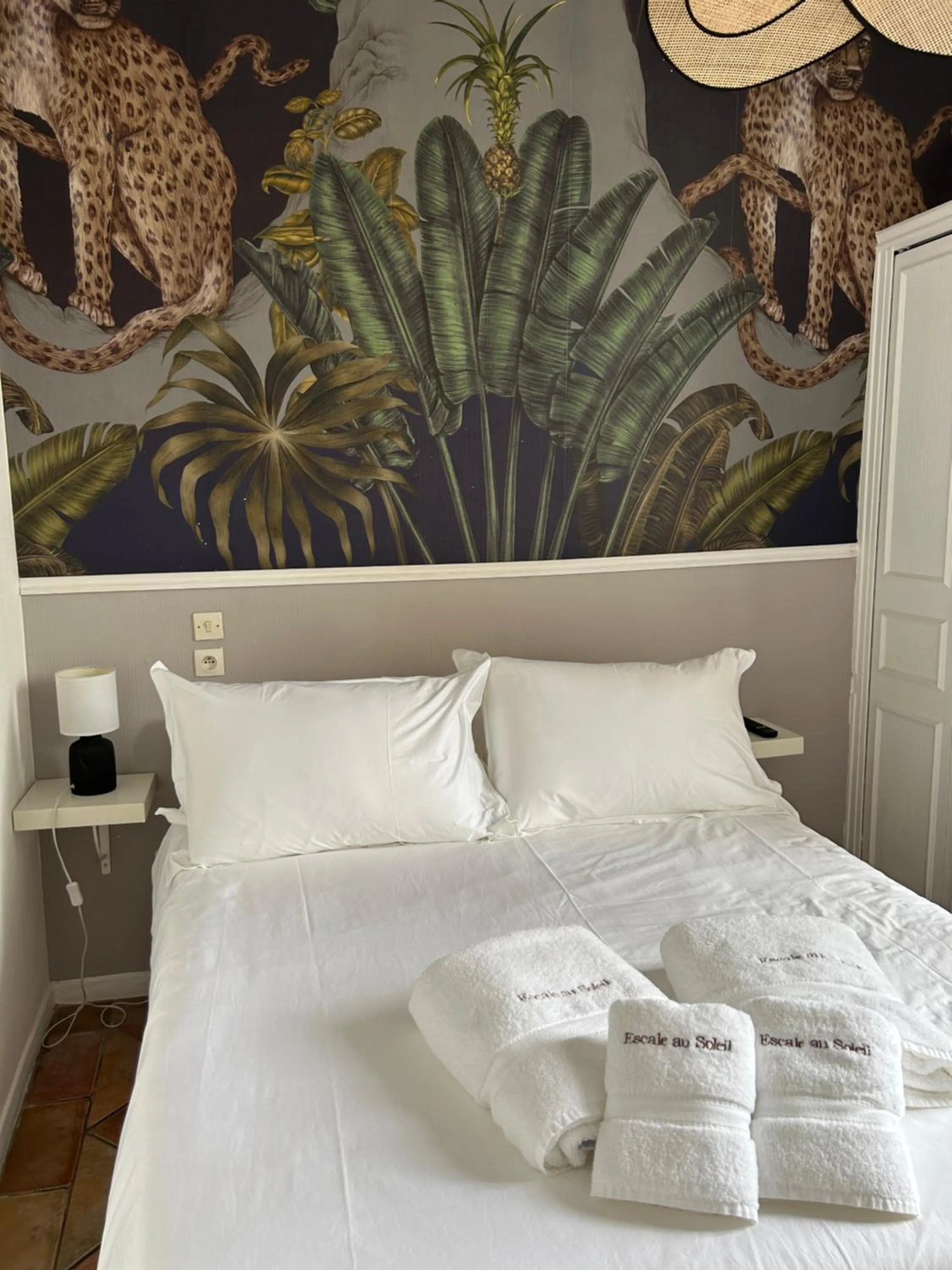 Bed in Hôtel L'Escale Au Soleil