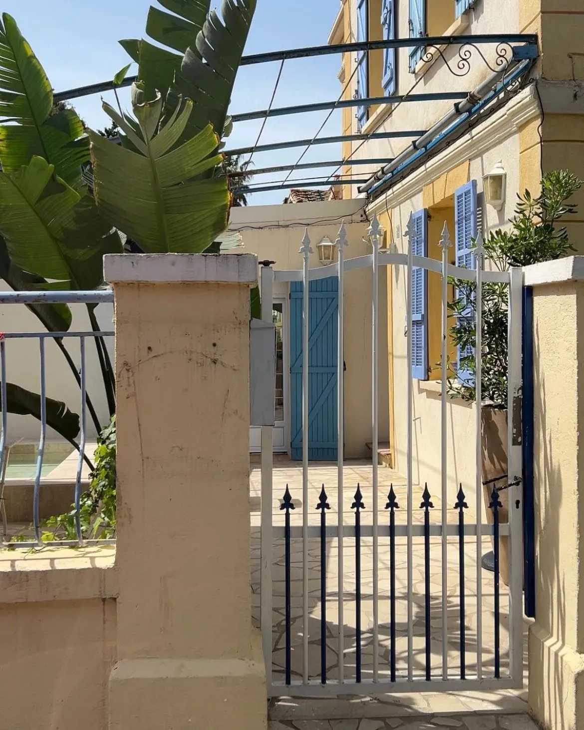 Facade/entrance in Hôtel L'Escale Au Soleil