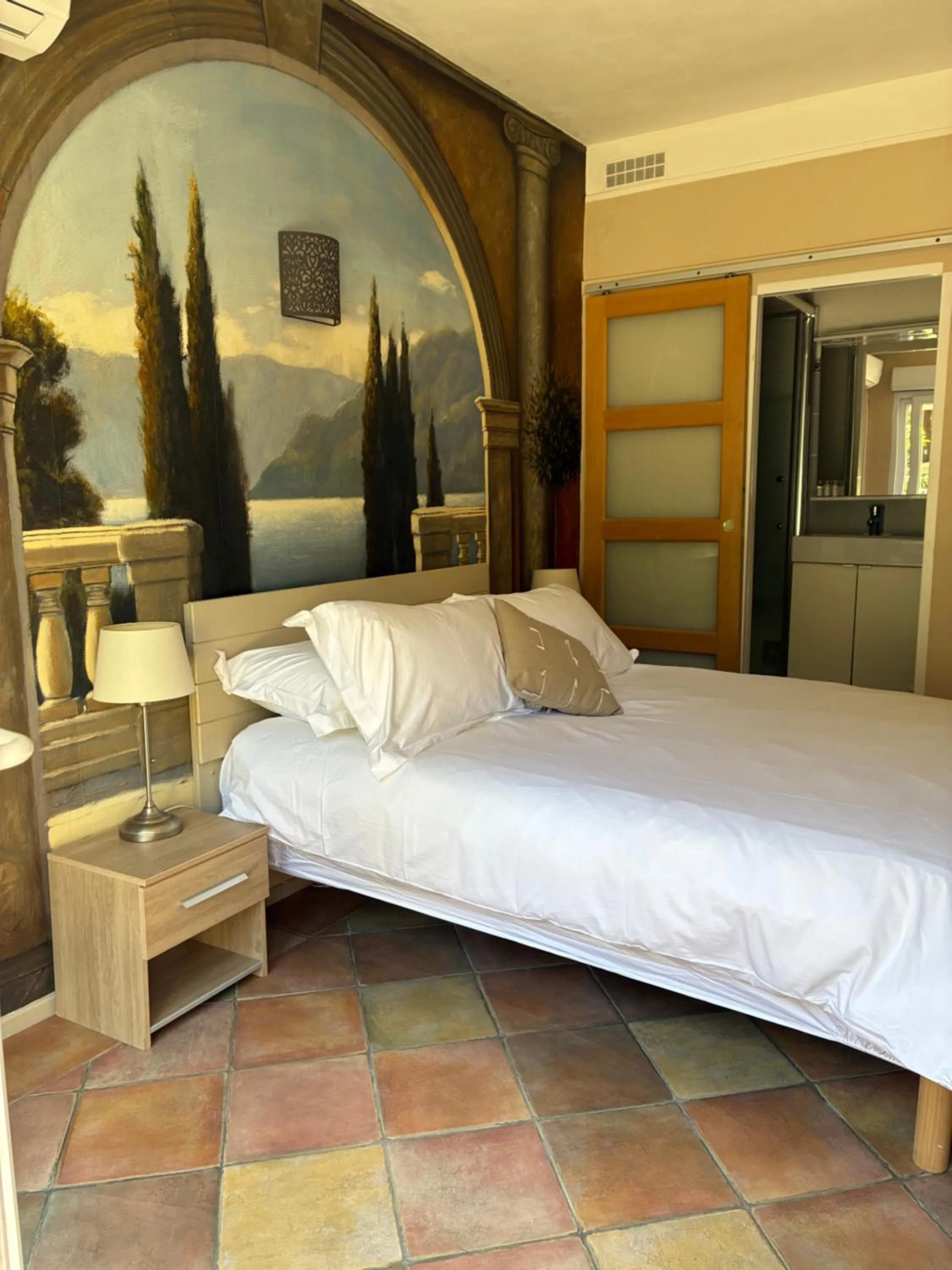 Bedroom, Bed in Hôtel L'Escale Au Soleil