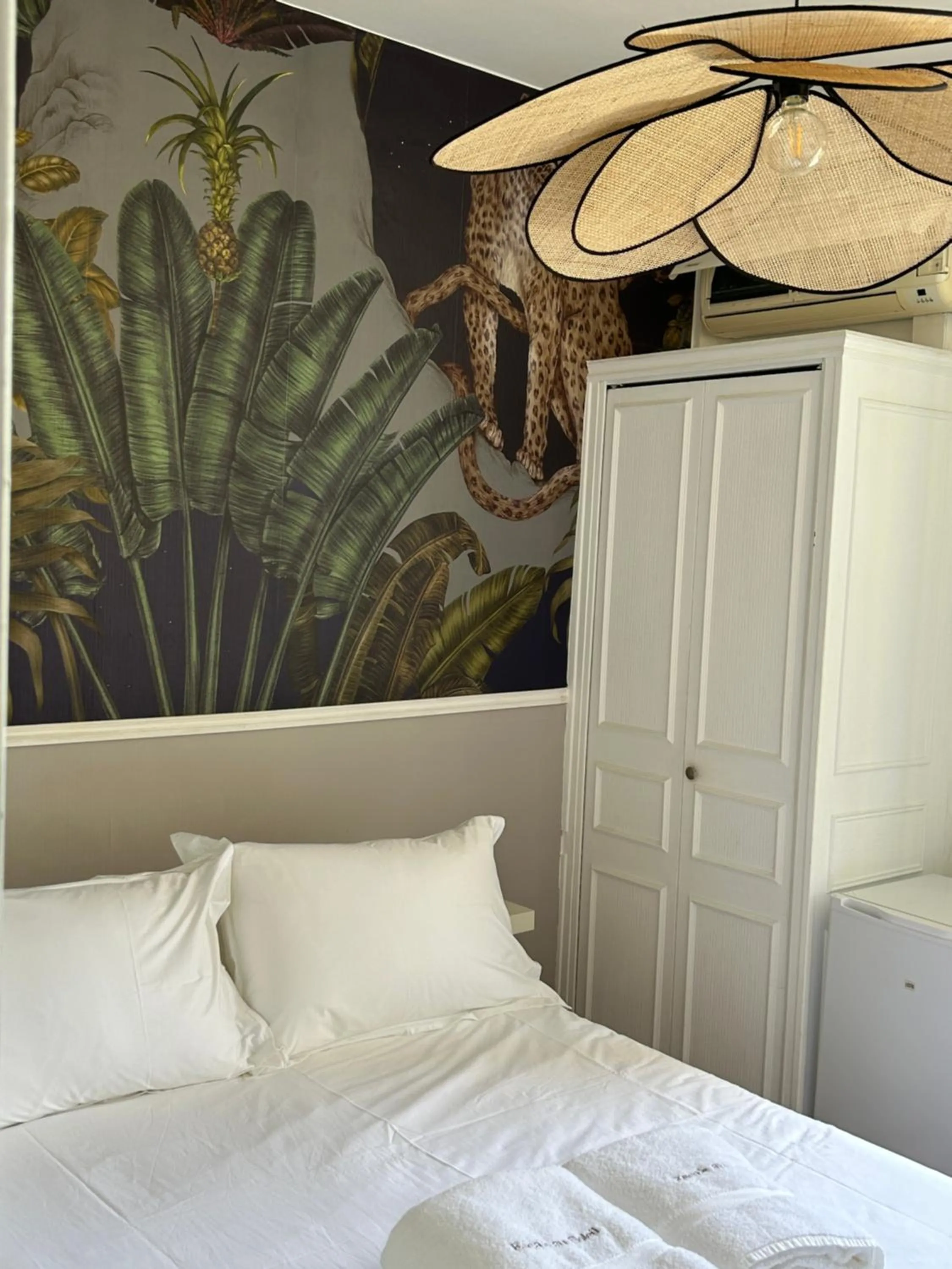 Bed in Hôtel L'Escale Au Soleil