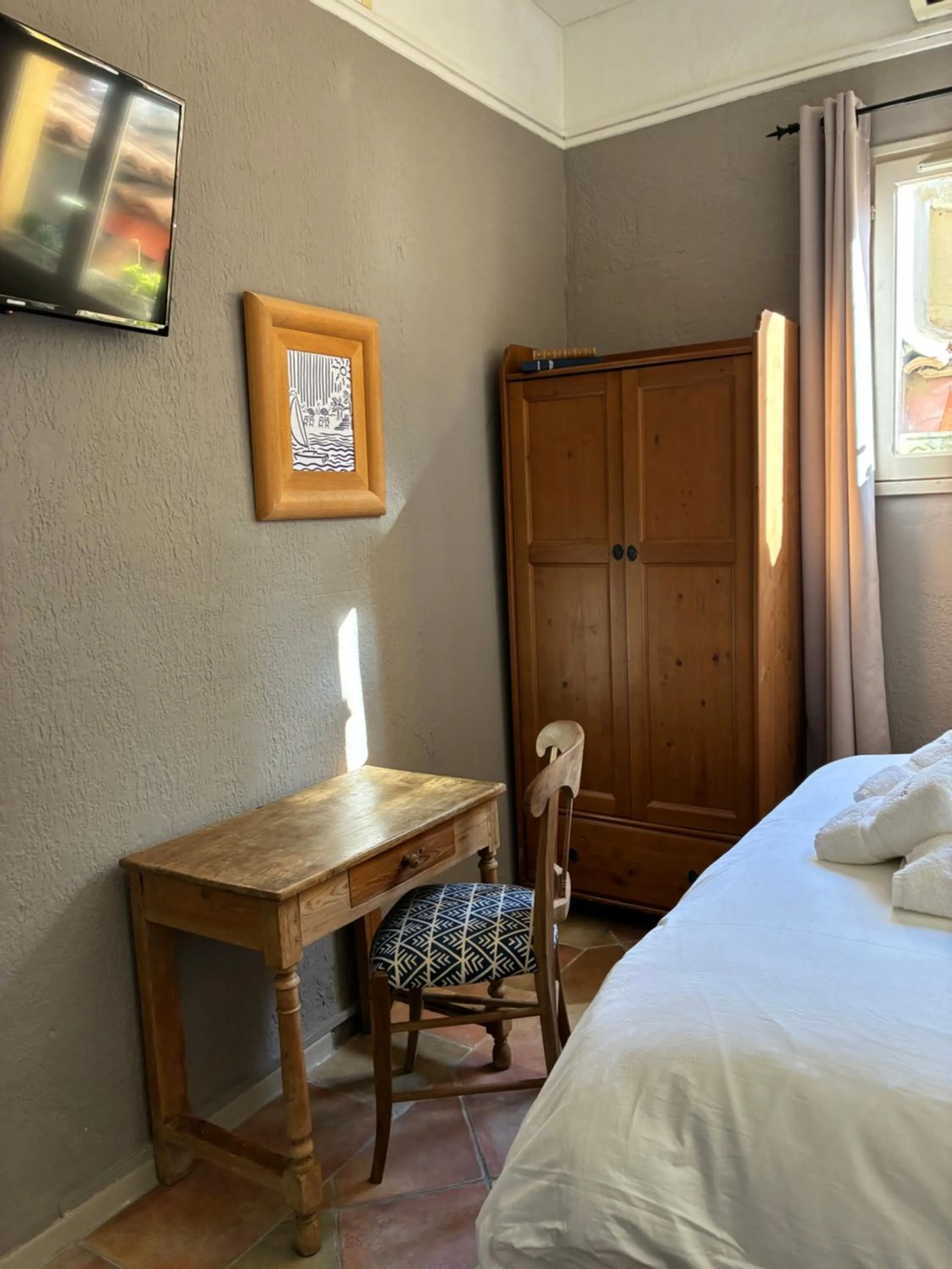 Seating area, Bed in Hôtel L'Escale Au Soleil