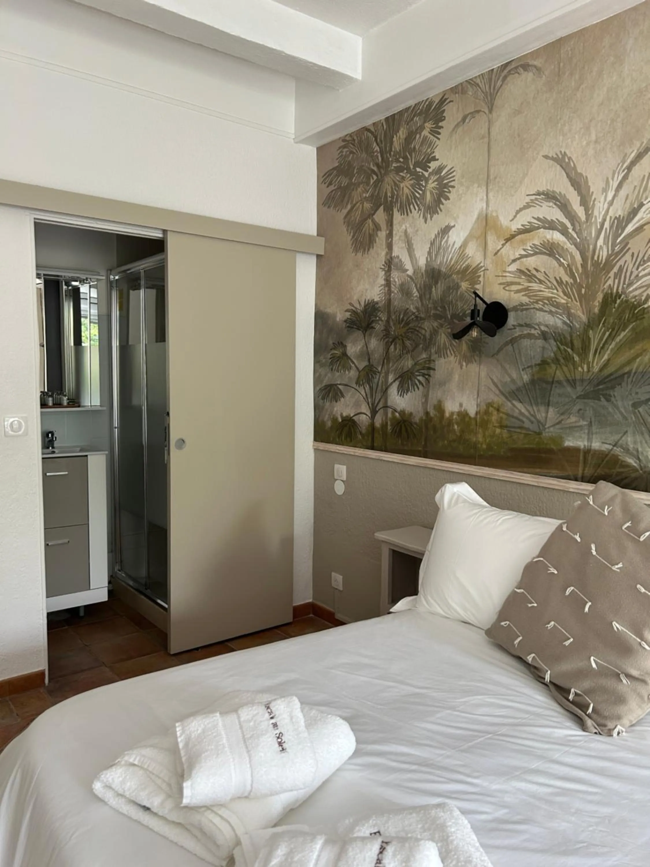 Bed in Hôtel L'Escale Au Soleil