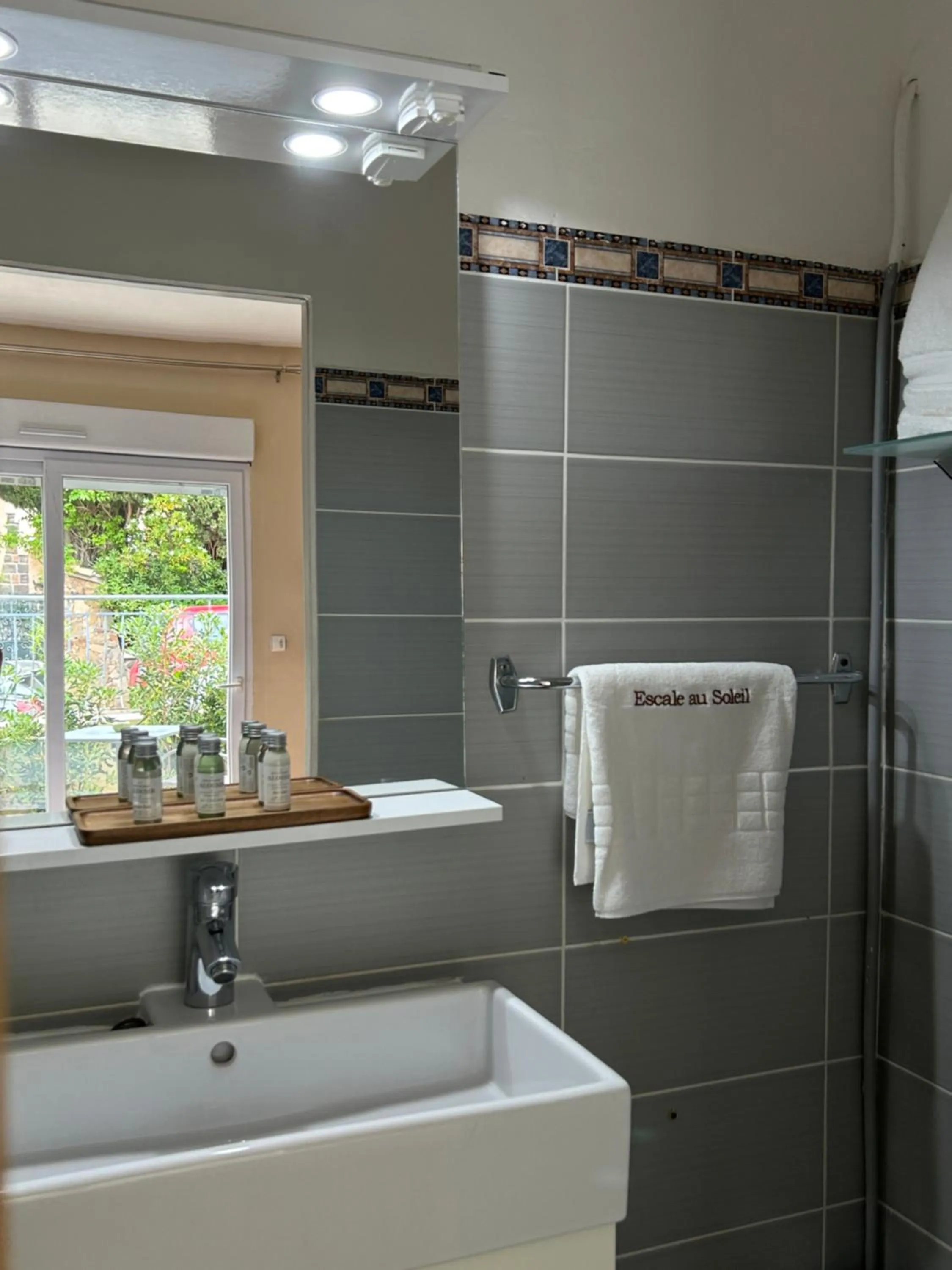 Shower in Hôtel L'Escale Au Soleil