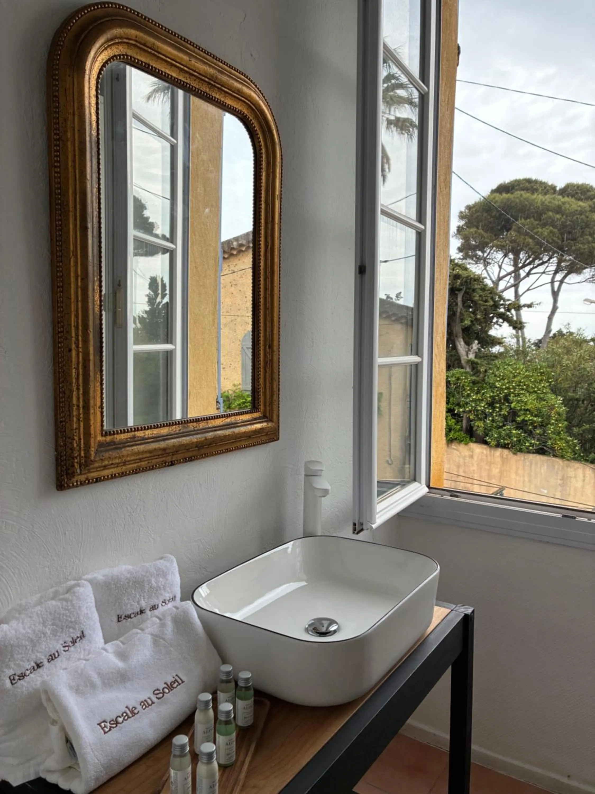 Bathroom in Hôtel L'Escale Au Soleil